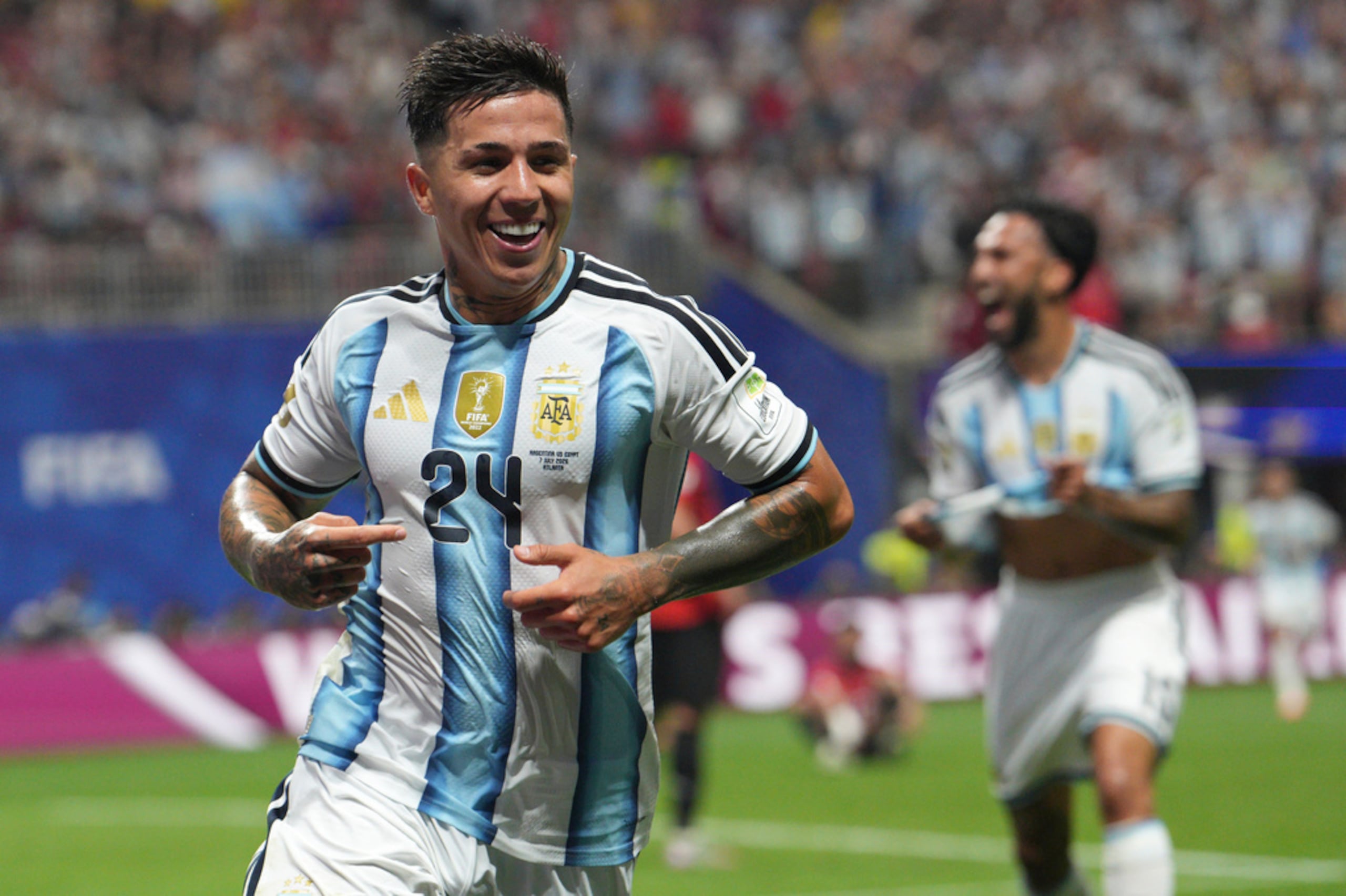 Enzo Fernández celebra el gol que probó ser decisivo en el partido. Llegó en el minuto 92.