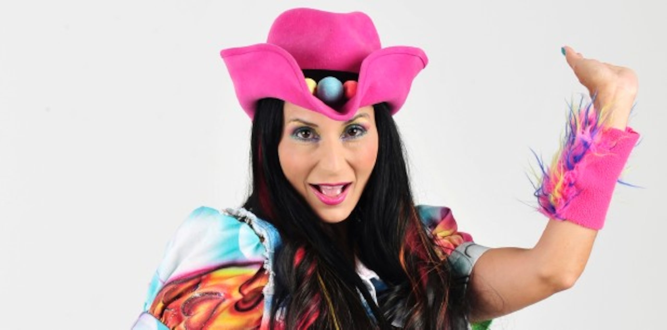 Un nutrido grupo de jovencitas se le acercó a Lady Mágica tan pronto llegó al Choliseo con "mucho chiqui amor, chiqui apoyo y chiqui cariño".