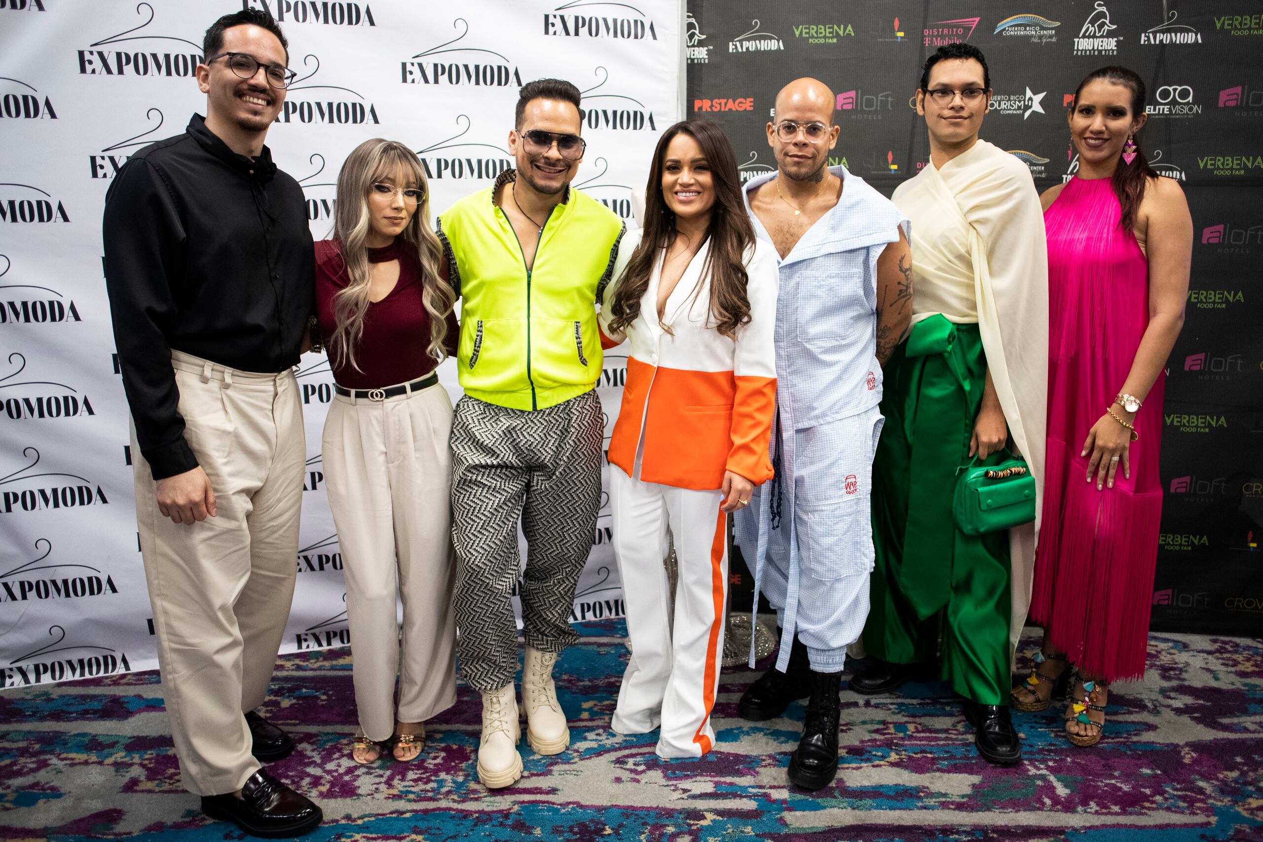 Zuleika Zayas, presidenta de ExpoModa (centro) junto con diseñadores que participarán de la competencia emergente: Raúl Jafet, ganador de la experiencia 2022 (izquierda a derecha), Ashley Robles, Mateo Manuel, Zuleika Zayas presidenta de ExpoModa, Ryan Ramos, Leydan Vázquez y Sorimar.