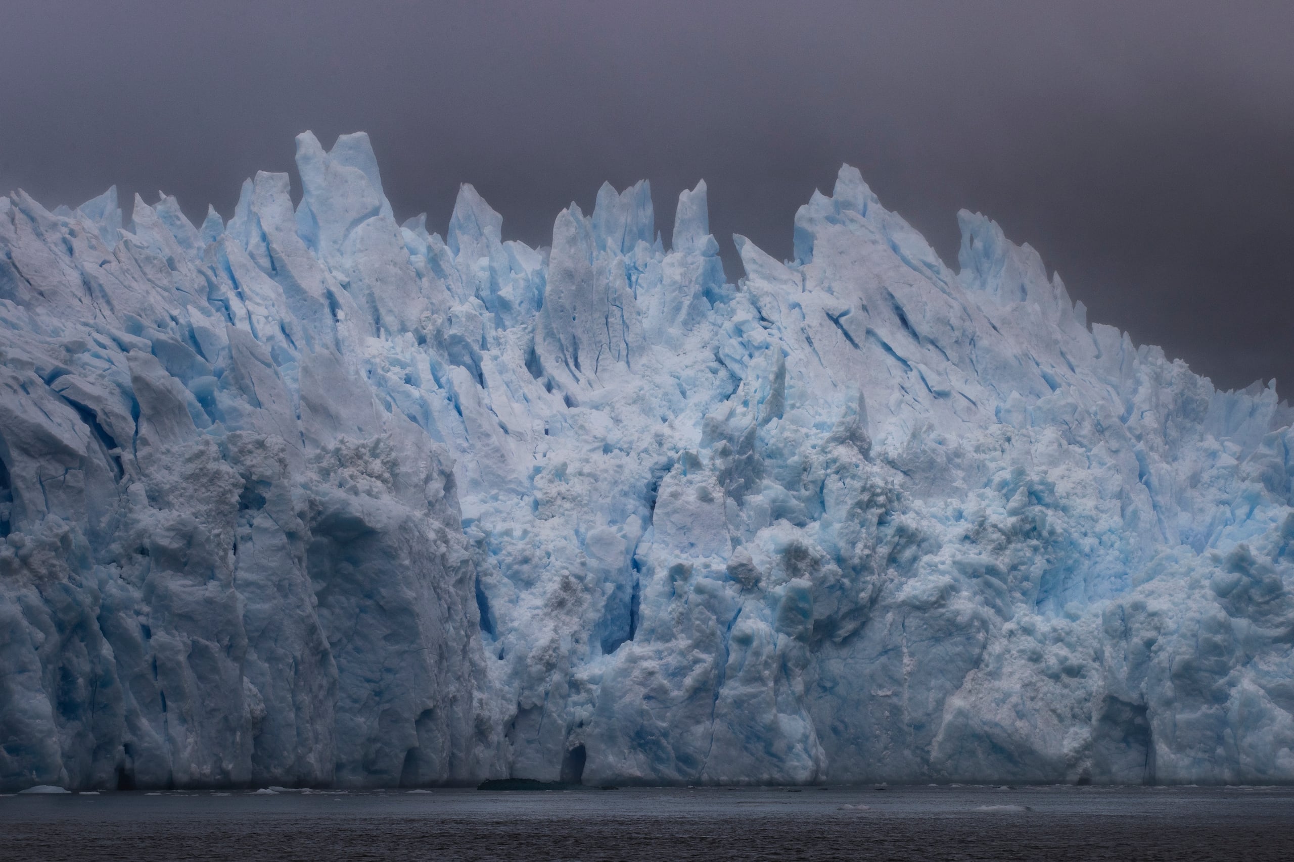 Fotografía del glaciar San Rafael en el parque nacional Laguna San Rafael, el 13 de febrero de 2022, en la región de Aysén (Chile). El contraste del verde y el blanco conforman la armonía de la riqueza natural de esta región chilena, que entre glaciares, ríos, bosques, fiordos y montañas nevadas, develan la única y diversa belleza de la Antártida. EFE/ Alberto Valdes