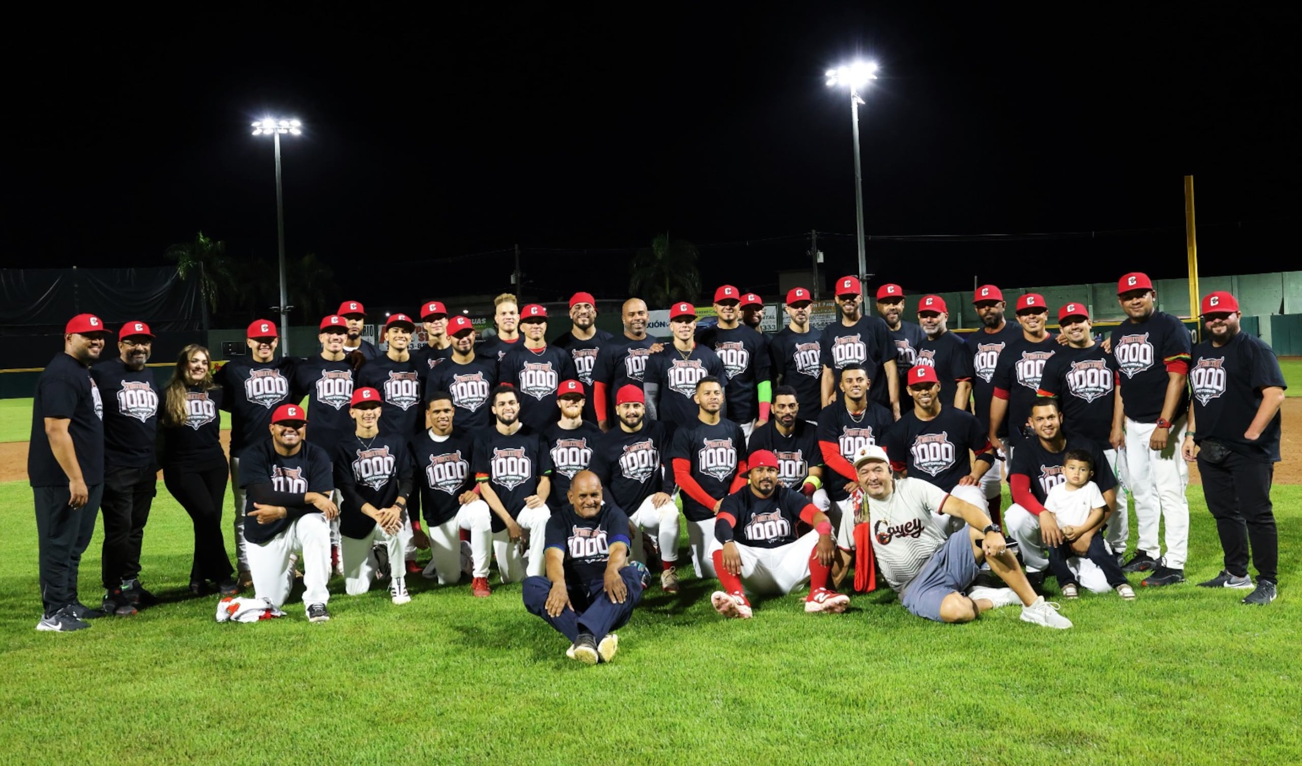 El equipo completo de los Toritos posa luego de convertirse en el sexto en la historia de la Doble A con 1,000 triunfos, junto a Juncos, Juana Díaz, Fajardo, Manatí y Coamo.