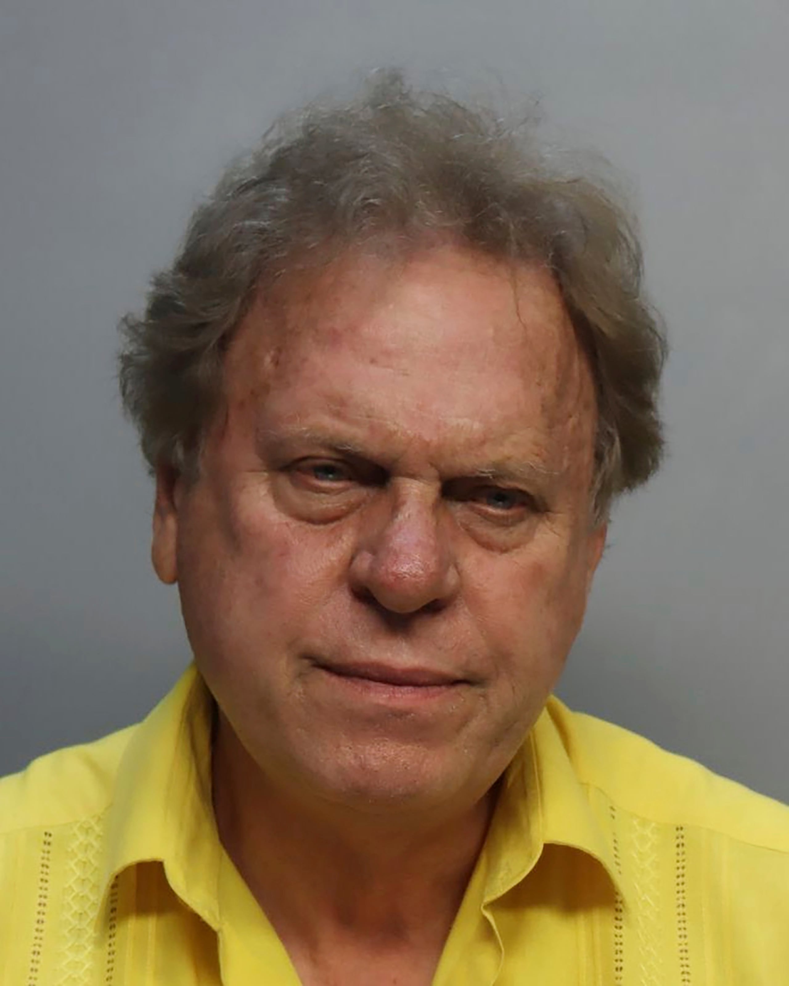 Esta fotografía publicada por el Departamento de Policía de Miami-Dade muestra a Ramón Jesurún. El presidente de la Federación Colombiana de Fútbol y su hijo se encontraban entre las 27 personas arrestadas durante los problemas de control de multitudes que estallaron en la final de la Copa América entre Argentina y Colombia, dijo la policía el lunes 15 de julio de 2024.  (Departamento de Policía de Miami-Dade vía AP)