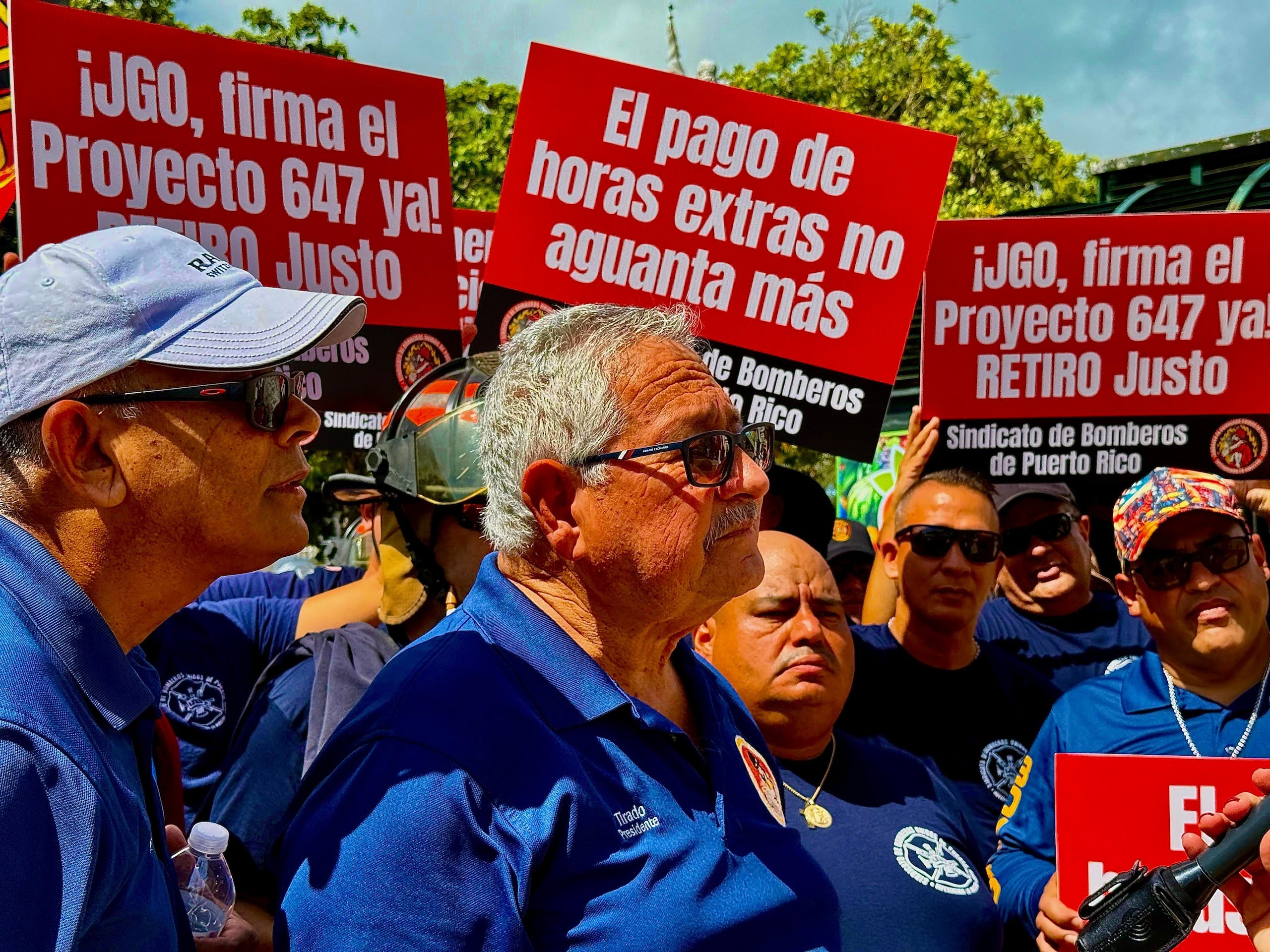 El Sindicato de Bomberos marchó a La Fortaleza para exigirle a la gobernadora la firma del proyecto que haría viable su retiro digno.