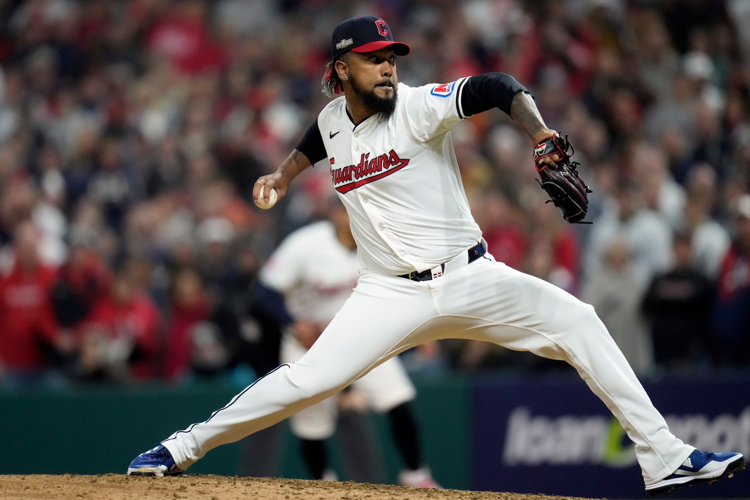 El dominicano Emmanuel Clase, de los Guardians de Cleveland, lanza frente a los Yankees de Nueva York, en el cuarto juego de la Serie de Campeonato de la Liga Americana en 2024.