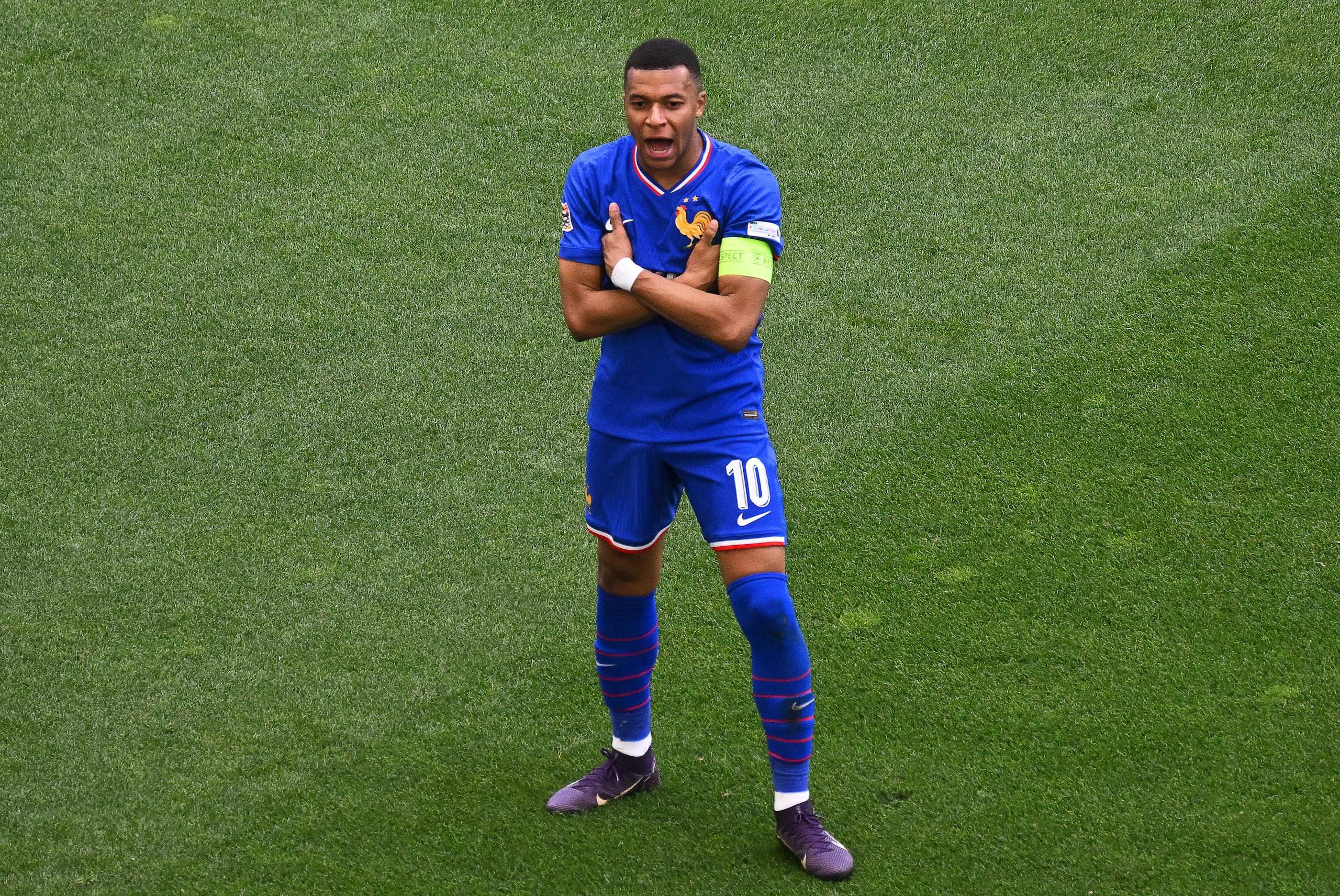 Kylian Mbappé festeja tras marcar el primer gol de Francia en la victoria 2-0 Alemania en el partido por el tercer lugar de la Liga de Naciones.