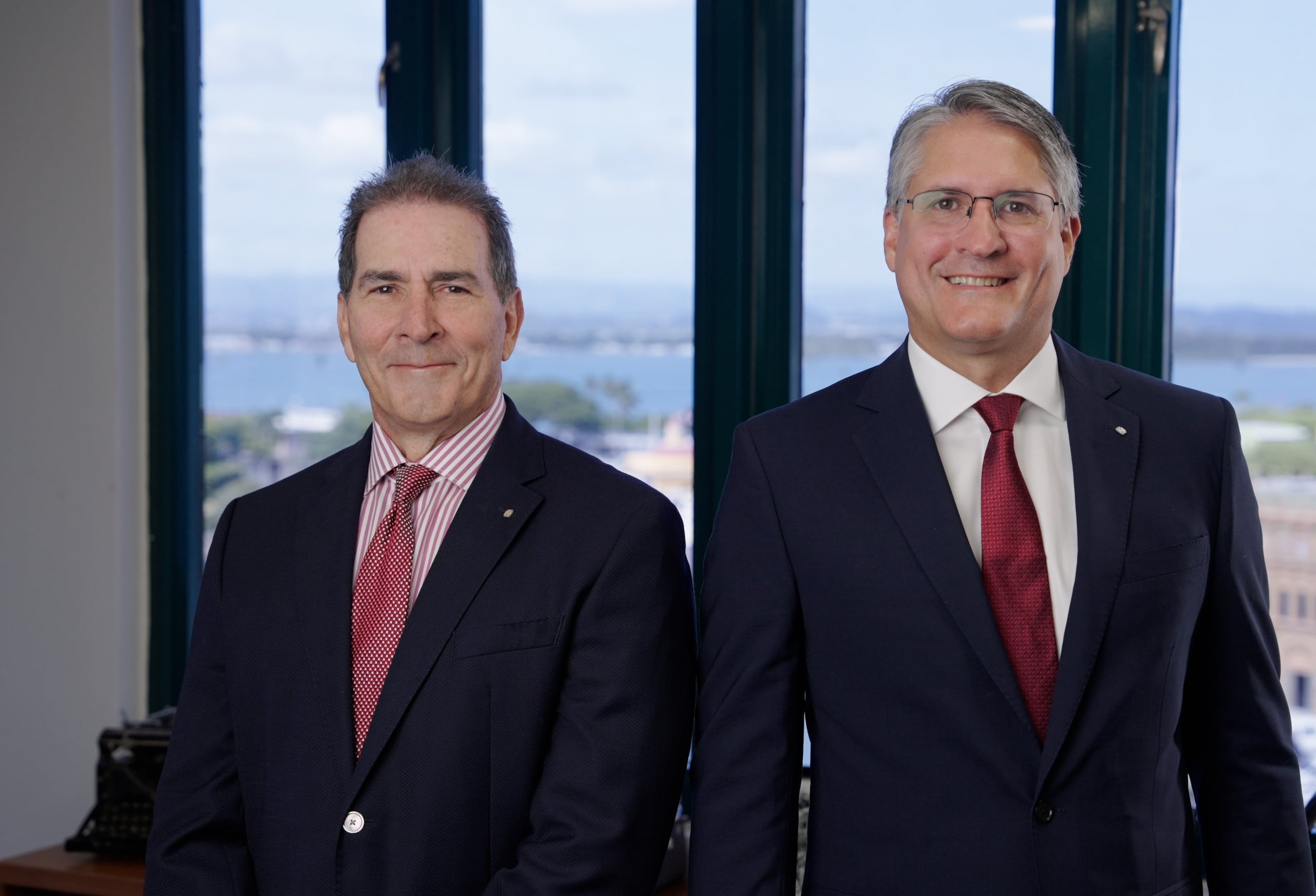 Jaime González Portilla (izquierda), presidente de la Junta y principal oficial ejecutivo de Antilles Insurance Company, junto a Raymond Pérez Brayfield, nuevo presidente de la empresa tras el reciente cambio de mando en el liderazgo operativo.