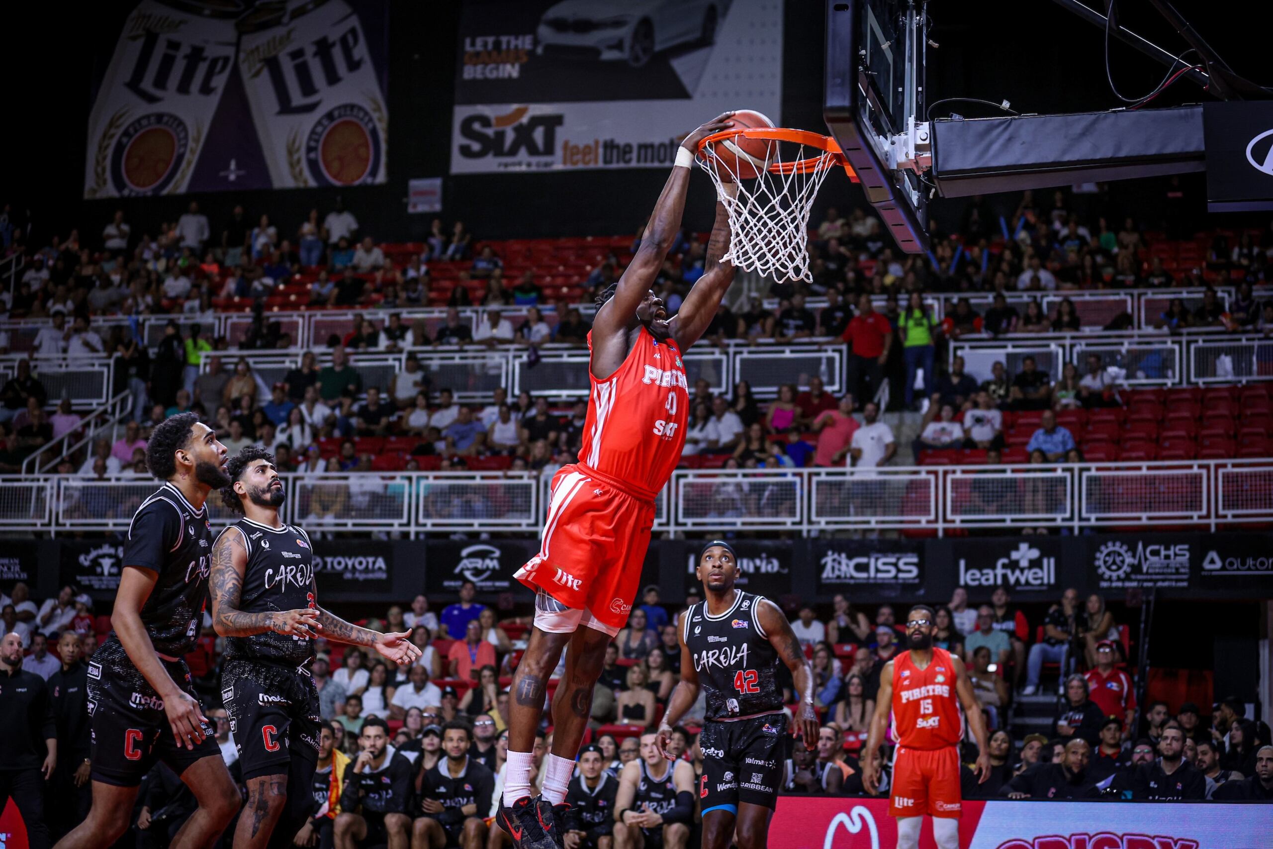 Tai Odiase, de los Piratas de Quebradillas, donquea el balón contra los Gigantes de Carolina.