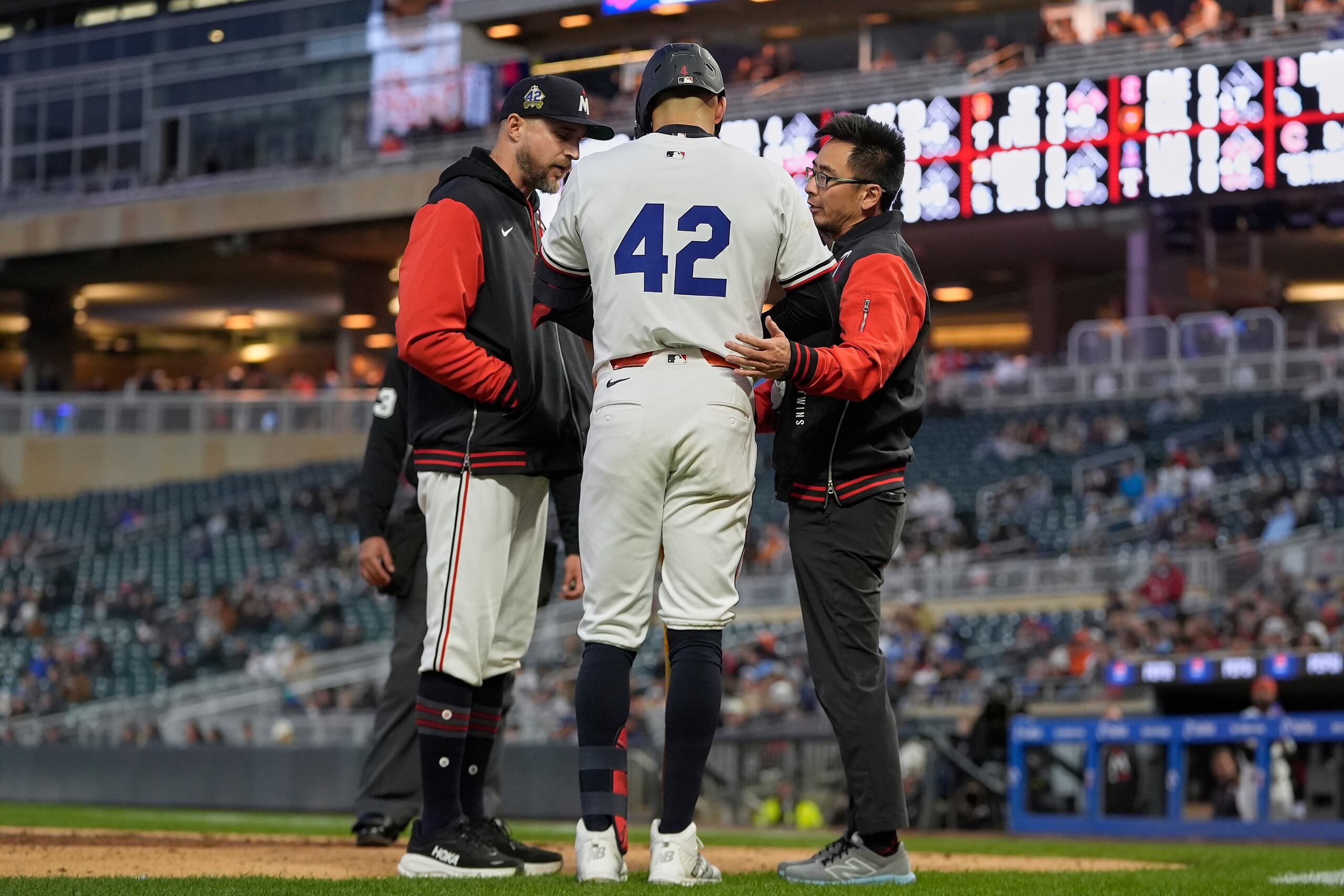 El dirigente de los Twins, Rocco Baldelli, y un adiestrador físico, evalúan a Carlos Correa, quien sintió molestia en una muñeca al hacer un swing. Debido al malestar fue removido del juego y será sometido a exámenes de resonancia magnética hoy.