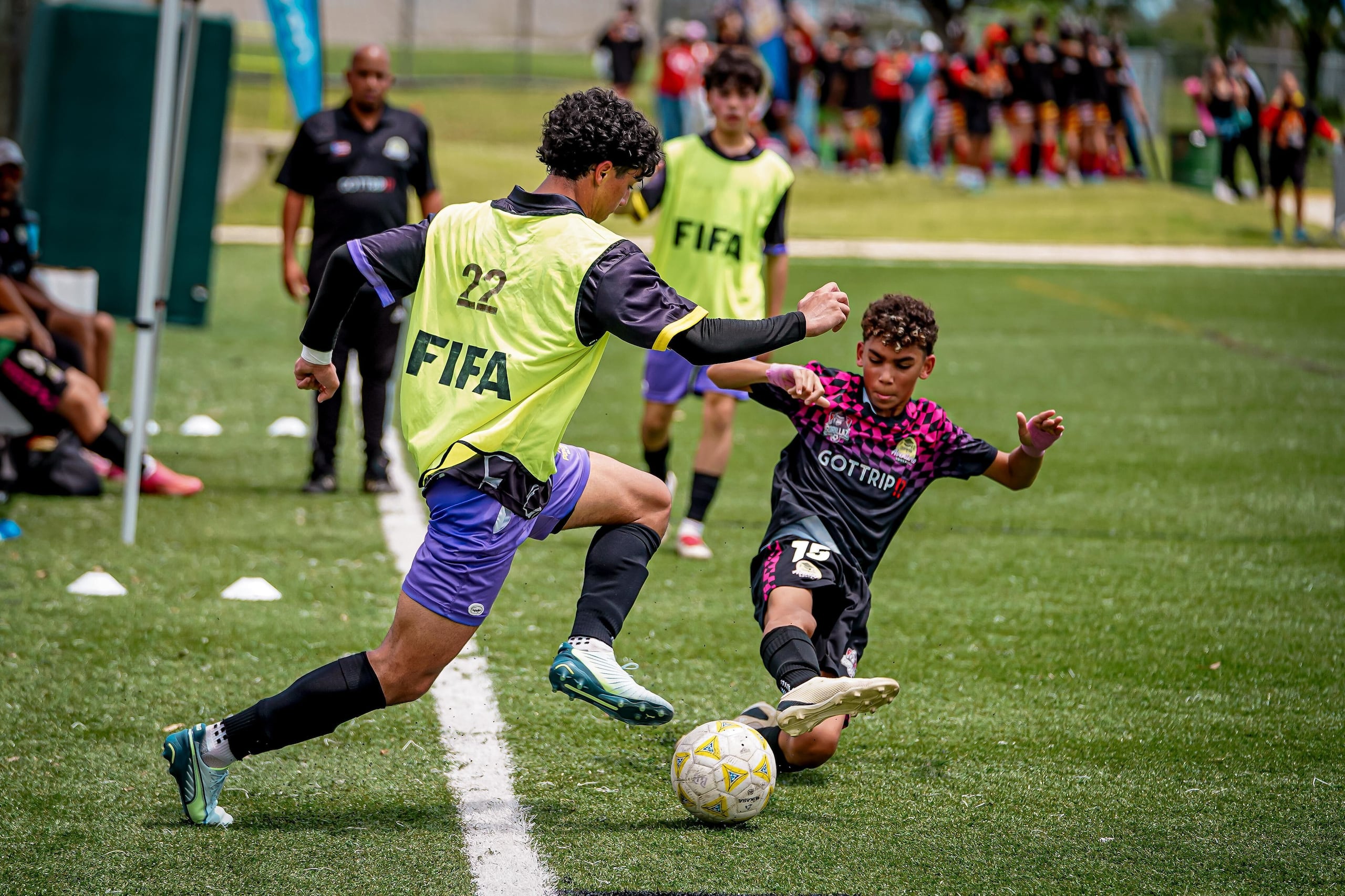 Dos estudiantes-atletas luchan por un balón en la Copa Buzzer Beater de fútbol.
