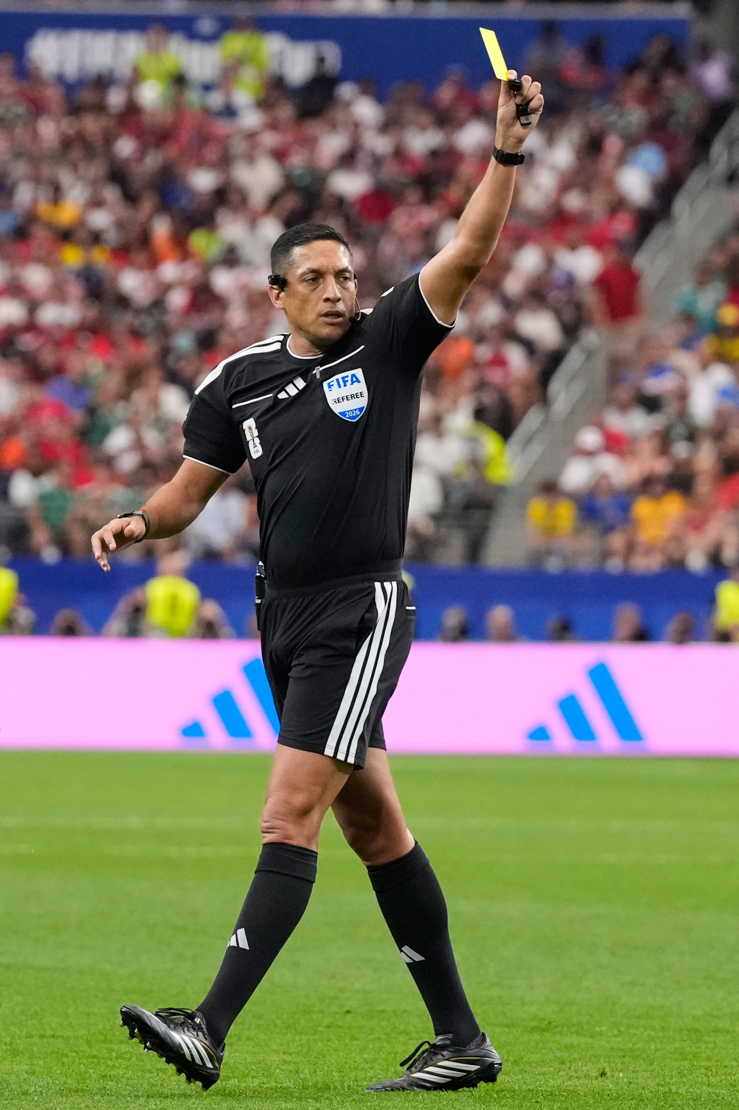 El árbitro venezolano Jesús Valenzuela Saez levanta una tarjeta amarilla durante el Mundial que actualmente se celebra en Estados Unidos. Las tarjetas que usan los oficiales en el fútbol tuvieron un punto de creación tras un incidente con Antonio Rattín en el Mundial del 1966. El hombre murió hoy.