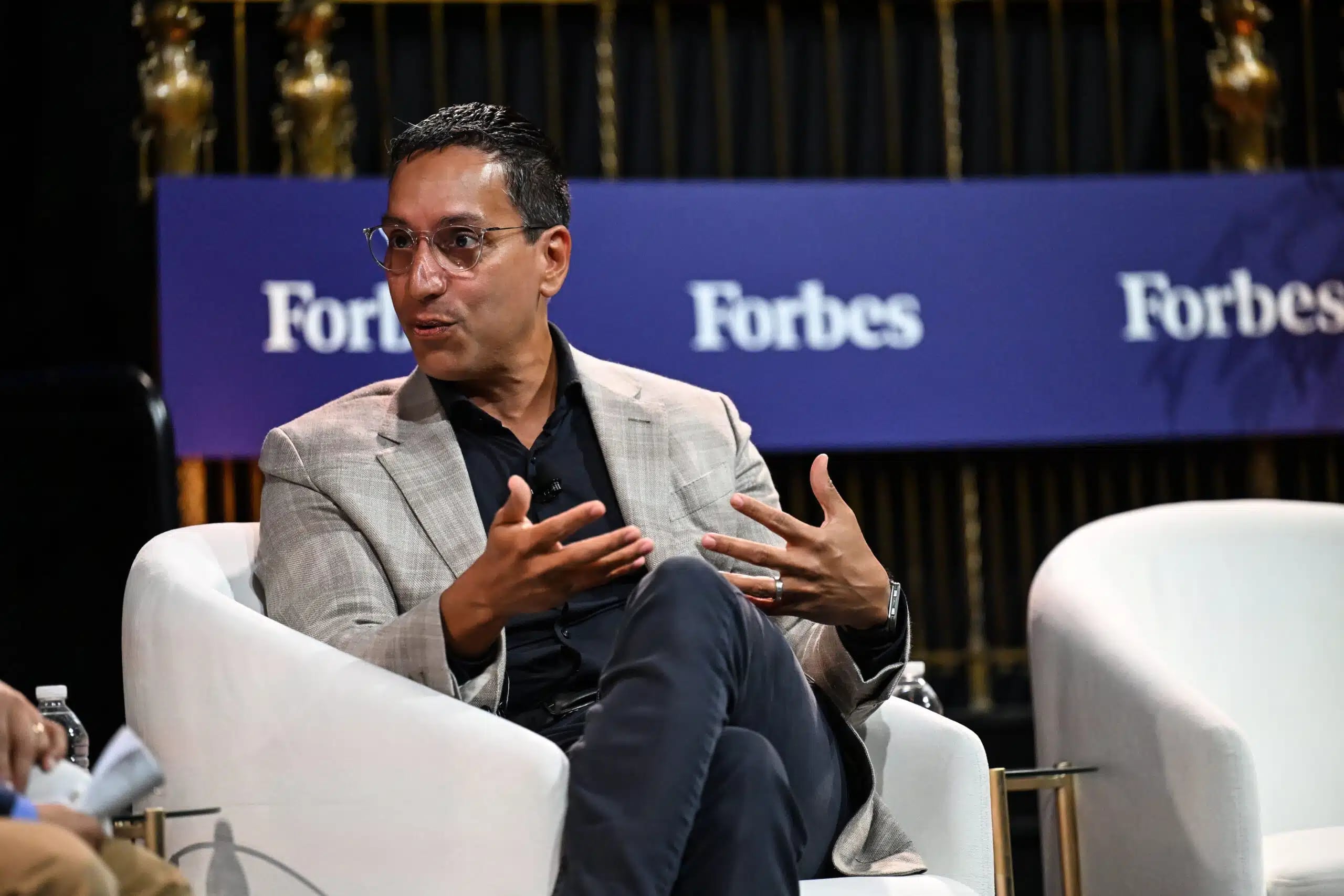 El empresario puertorriqueño José E. Feliciano, cofundador de la firma de capital privado Clearlake Capital, se convirtió en el segundo propietario principal latino en las Grandes Ligas tras encabezar la compra de los Padres de San Diego por una cifra récord de $3,900 millones.
