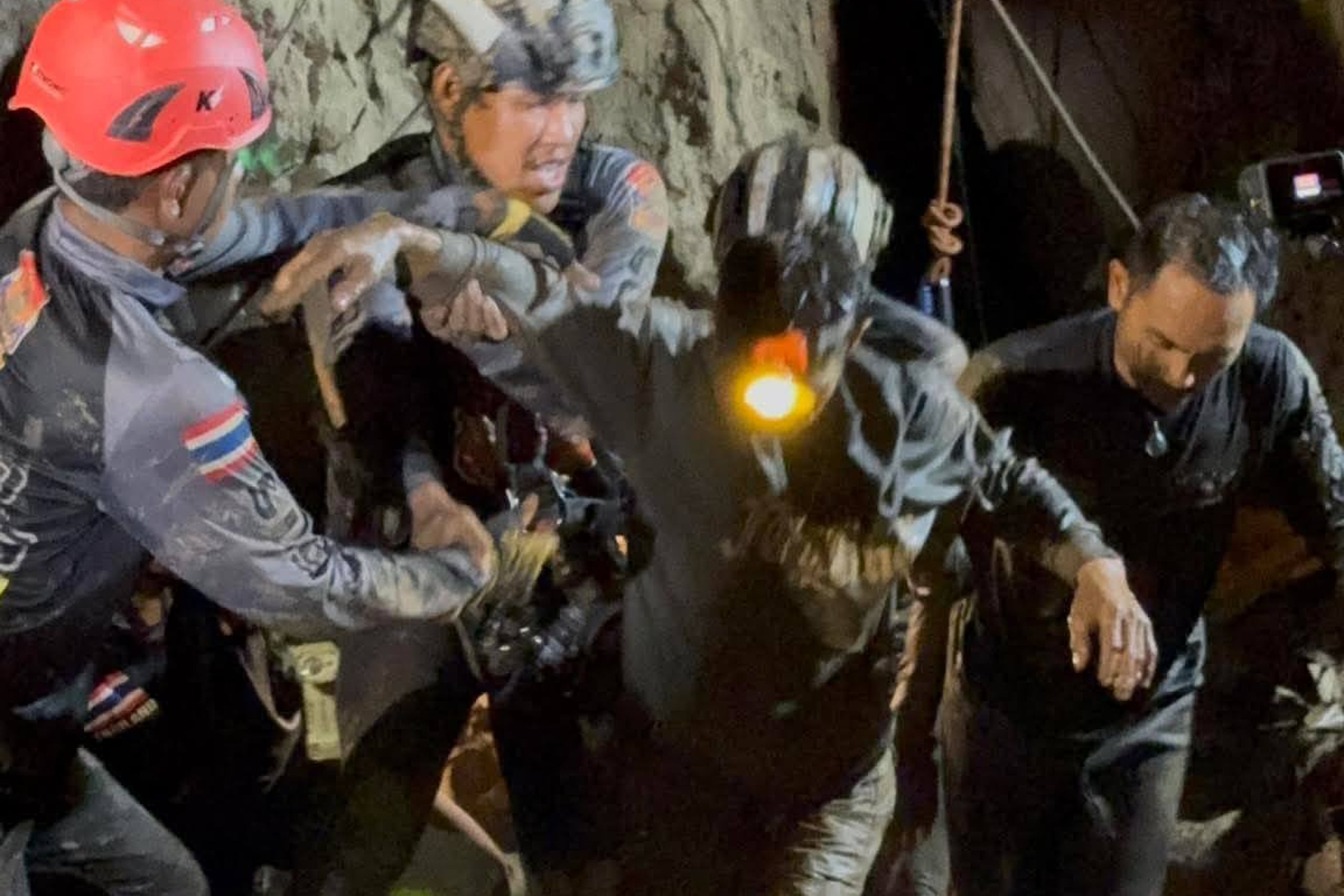 Un video publicado en línea por Chakkit Taengtang, un rescatista tailandés presente en el lugar, mostraba a los hombres siendo ayudados uno a uno a salir de la entrada de la cueva.