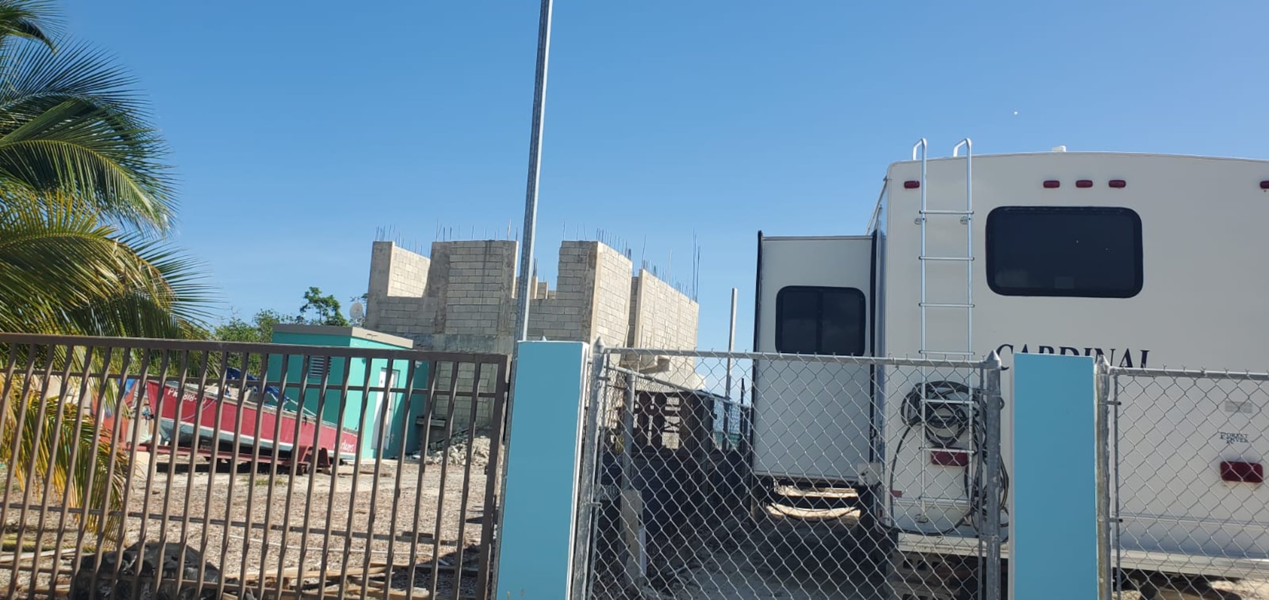 La zona de la Reserva Nacional de Investigación Estuarina Bahía de Jobos se pueden observar 'campers' y esta propiedad en construcción. Hay otra demanda relacionada a 10 estructuras.