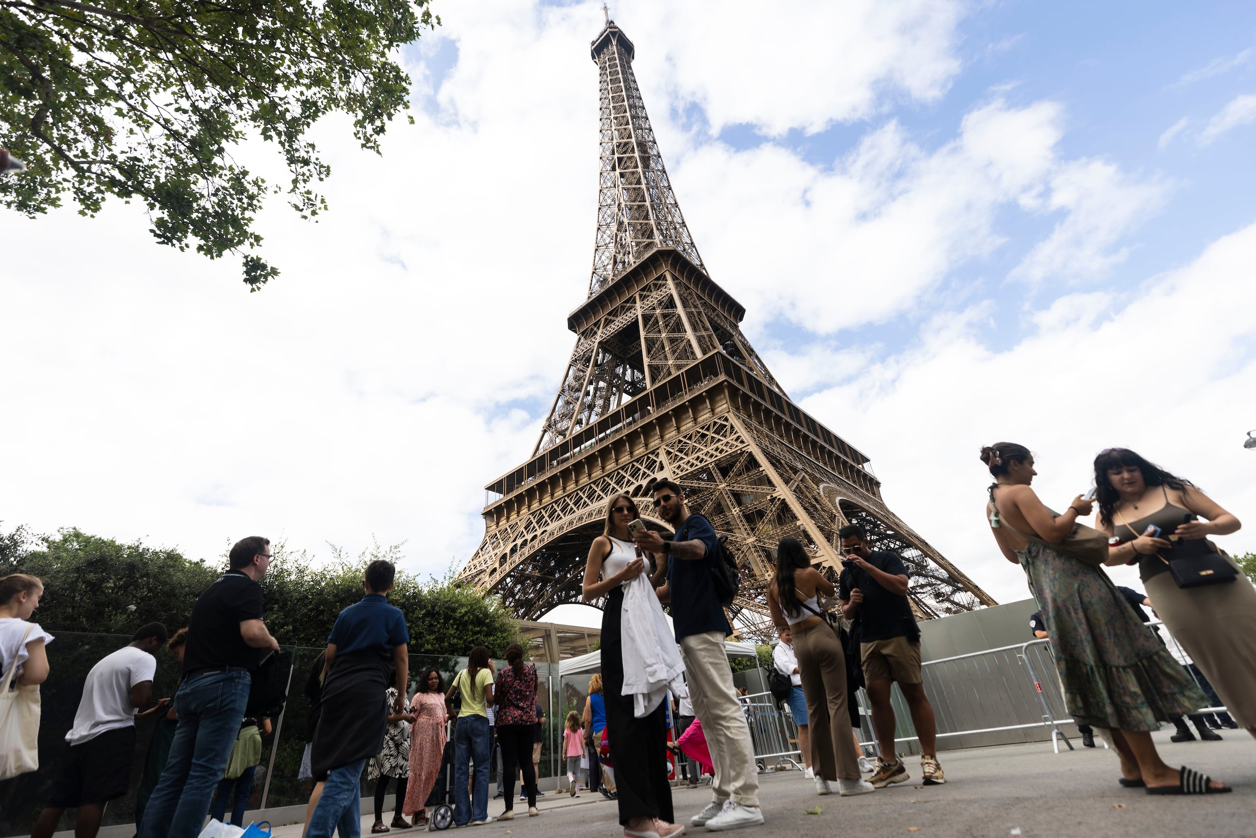 Esta foto muestra como los accesos a la torre Eiffel están limitados.