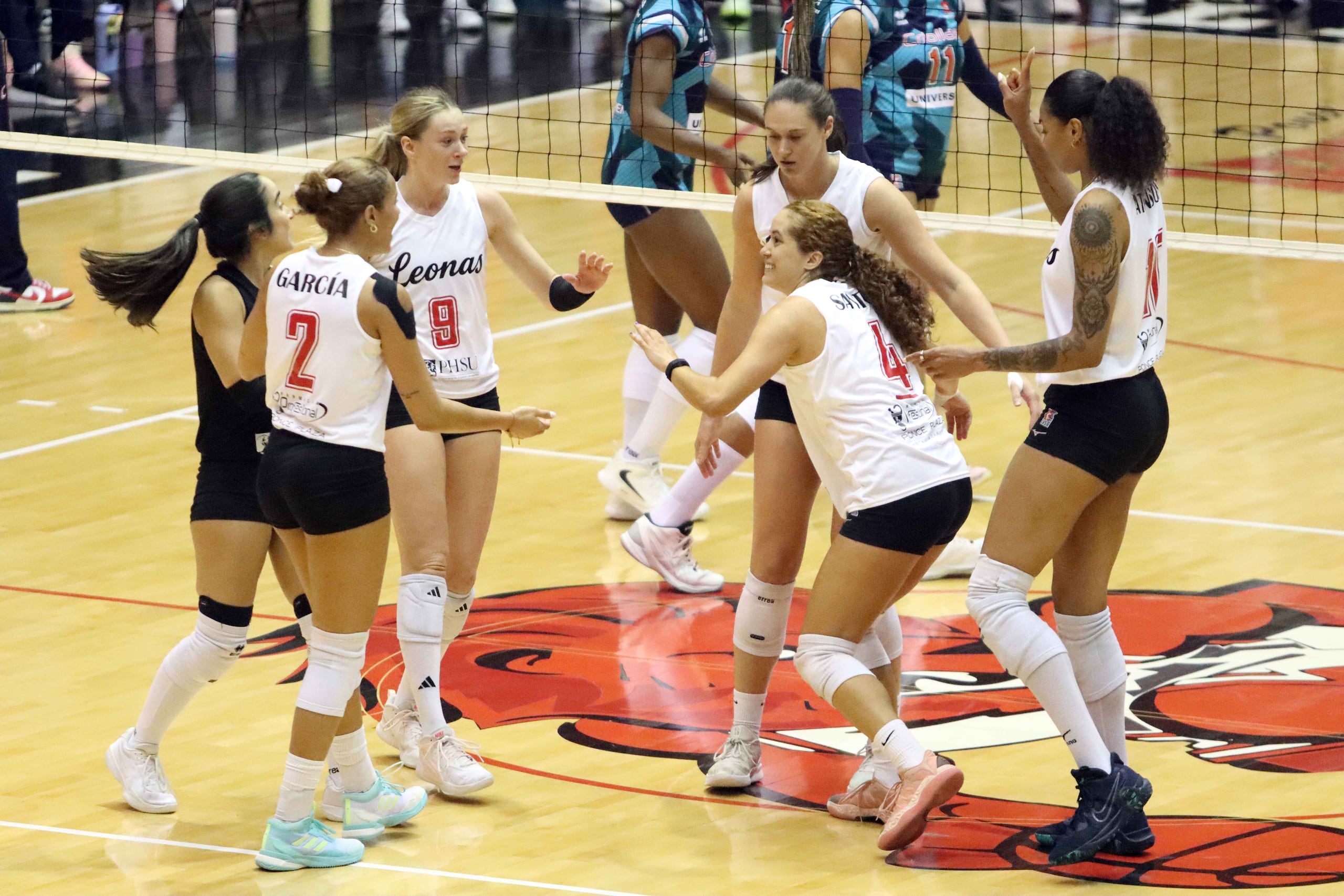 Leonas celebran el triunfo ante las Criollas.