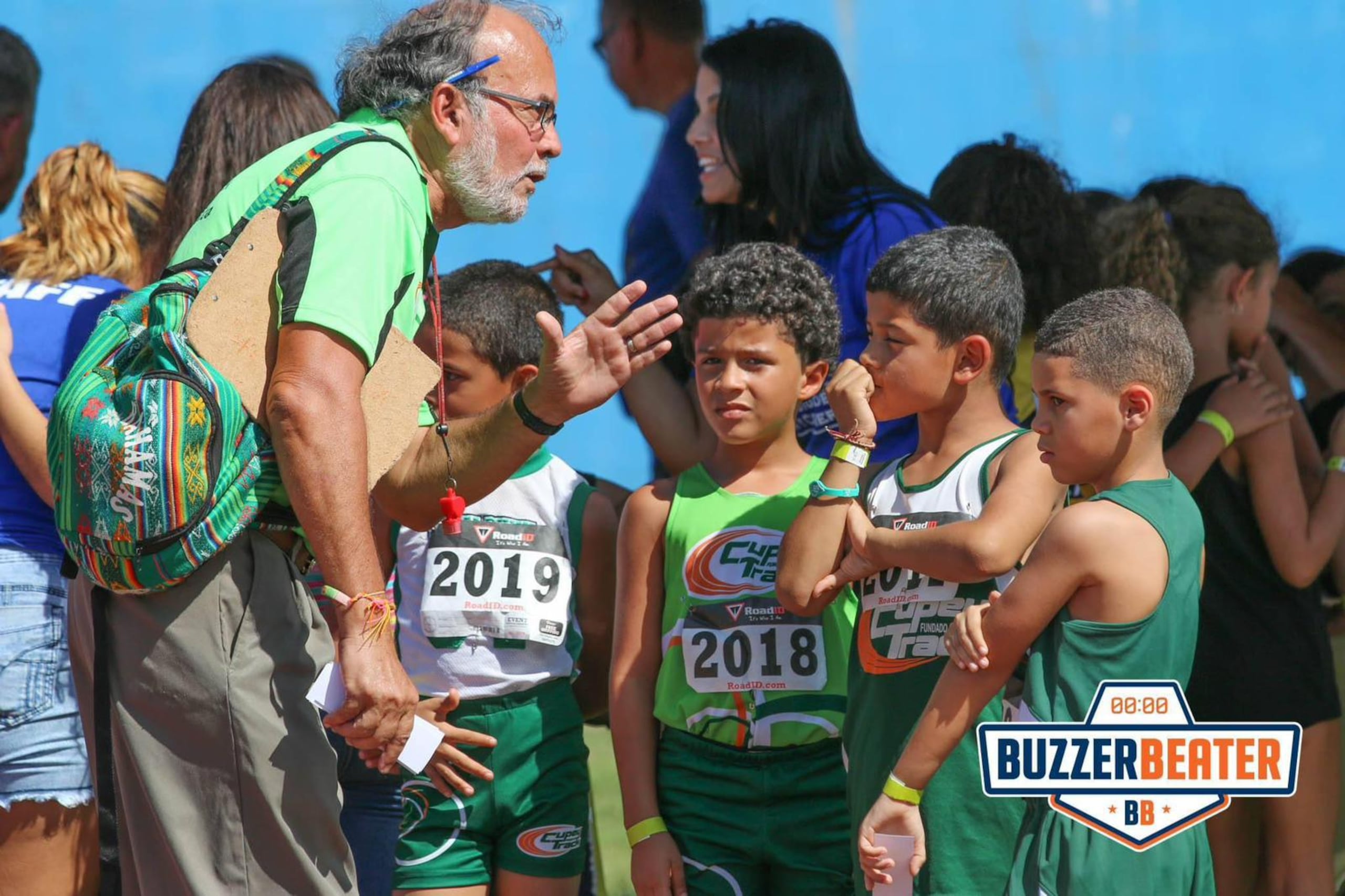 Florencio González le imparte instrucciones a sus chiquitines previo a una competencia.
