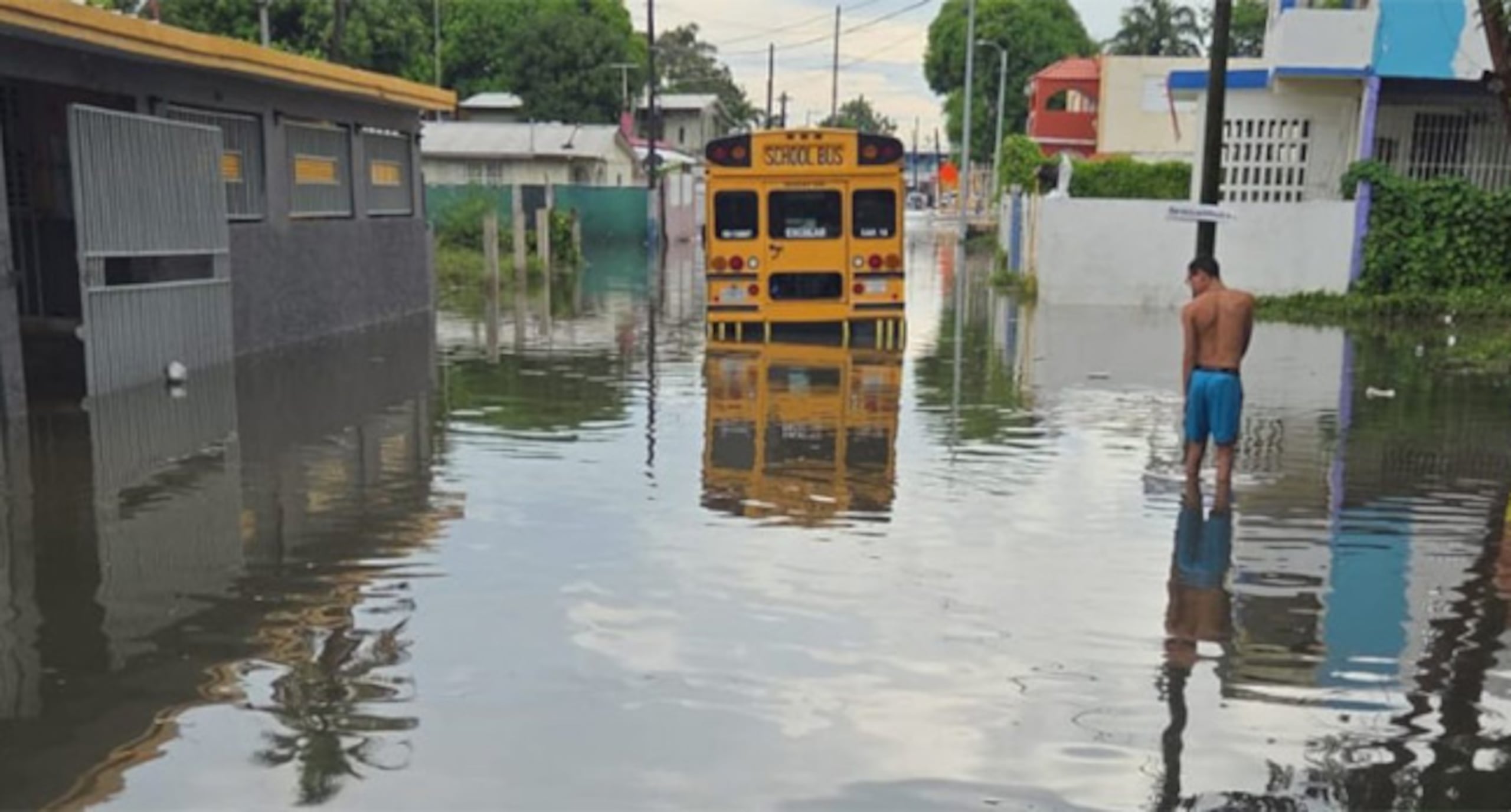 Rescatan a estudiantes atrapados en guagua escolar por inundación en Guaynabo (Facebook: Municipio Autónomo de Guaynabo)