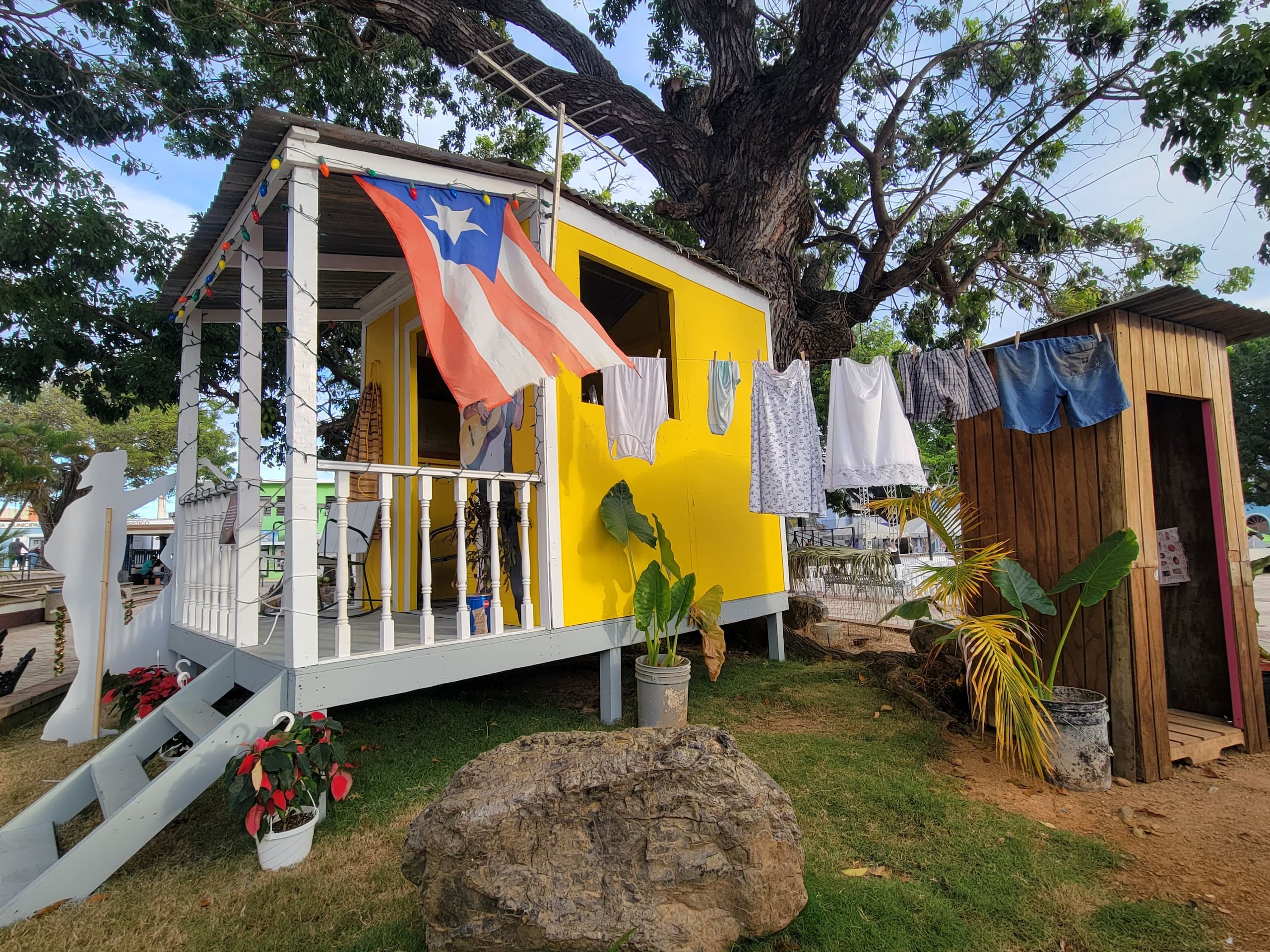 Las estampas típicas no pueden faltar en la espectacular decoración que adorna la plaza pública de Fajardo.