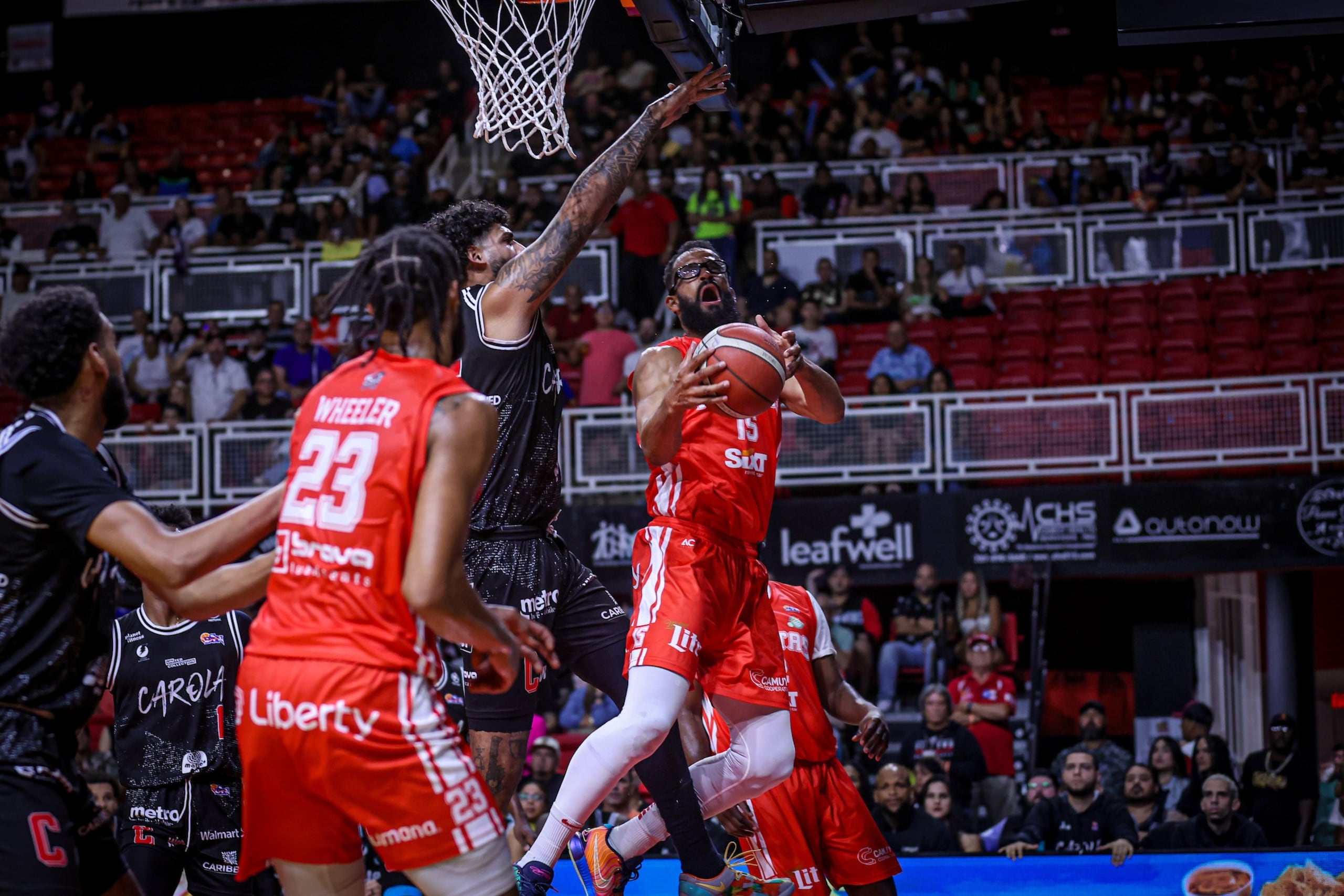 Gilberto Clavell tuvo un triple clave para los Piratas en el cuarto parcial del sexto juego contra los Gigantes.