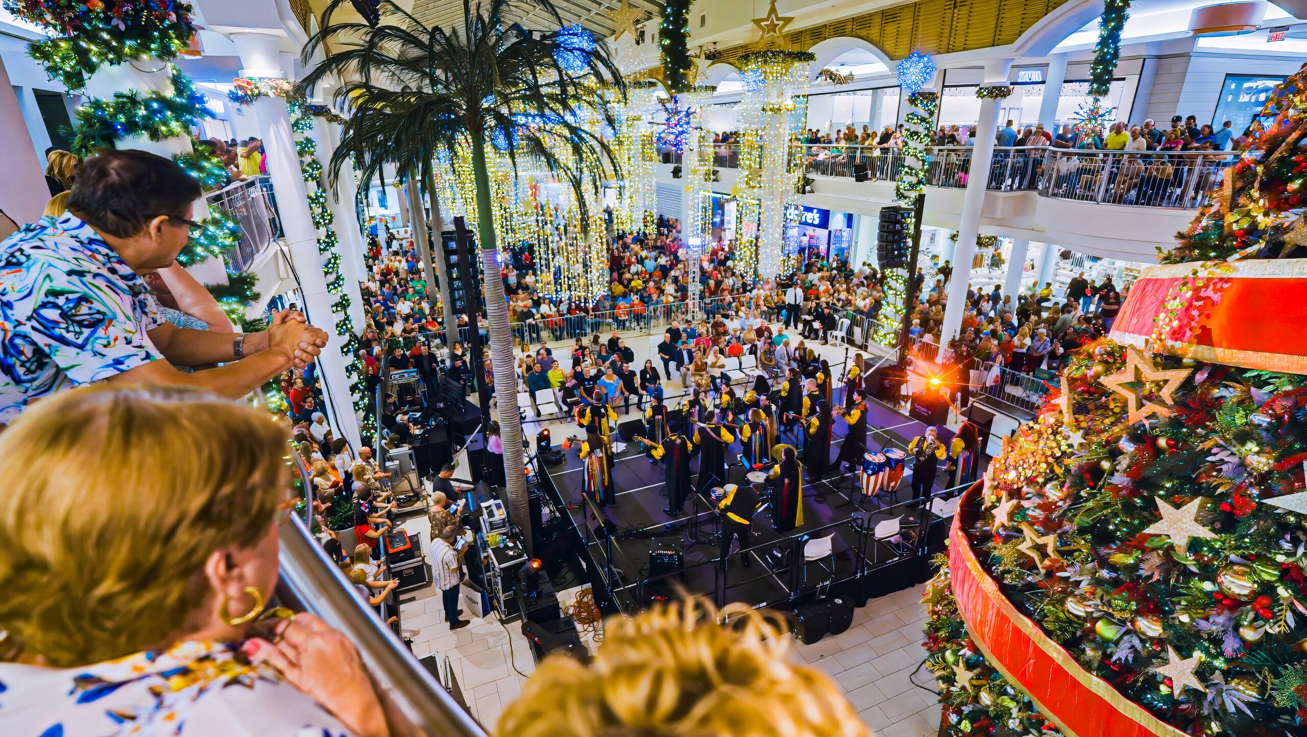 Torres Torres creó el concepto integrado de las decoraciones aéreas, guirnaldas, columnas y elementos exteriores, que superan las 750,000 luces dentro y fuera del centro comercial.