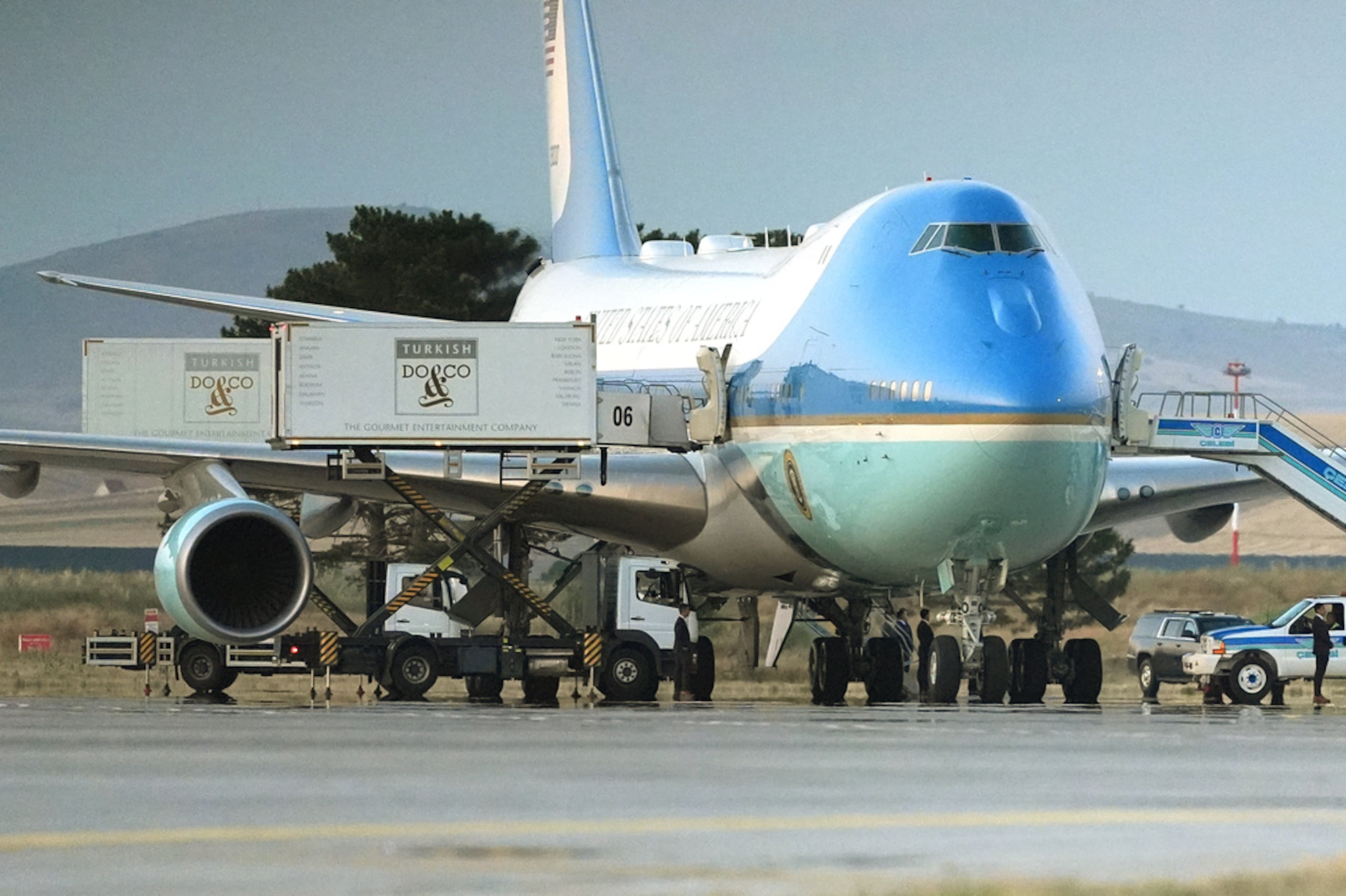 Camiones de catering estacionados junto al Air Force One en la pista mientras la caravana que transporta al presidente de Estados Unidos, Donald Trump, llega a la pista para partir tras la cumbre de la OTAN en el Aeropuerto Internacional de Ankara, en Ankara, Turquía, el 8 de julio de 2026.