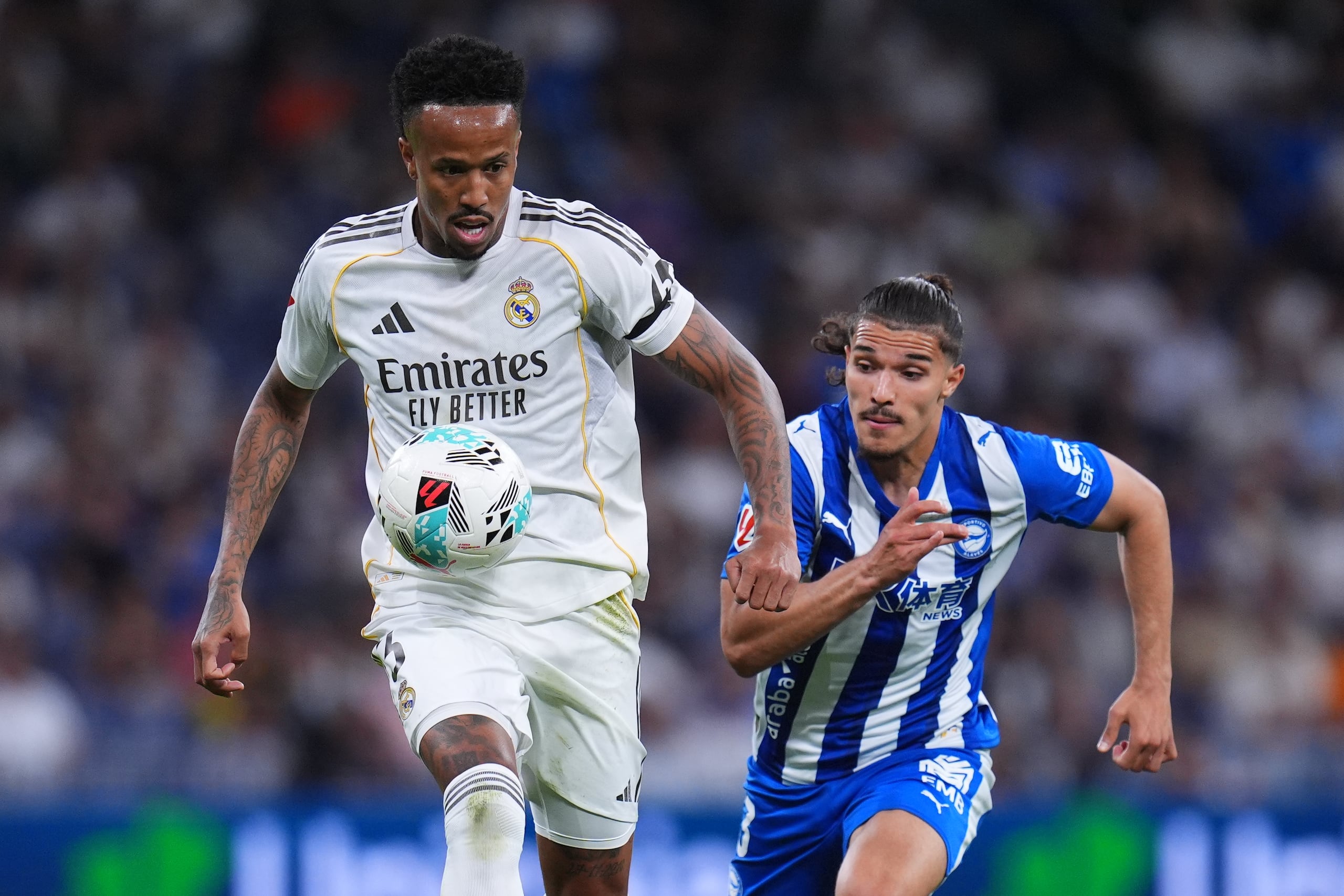 Eder Militao del Real Madrid en acción ante Youssef Enríquez del Alavés en encuentro de La Liga el martes 21 de abril del 2026. (AP Foto/Manu Fernandez)