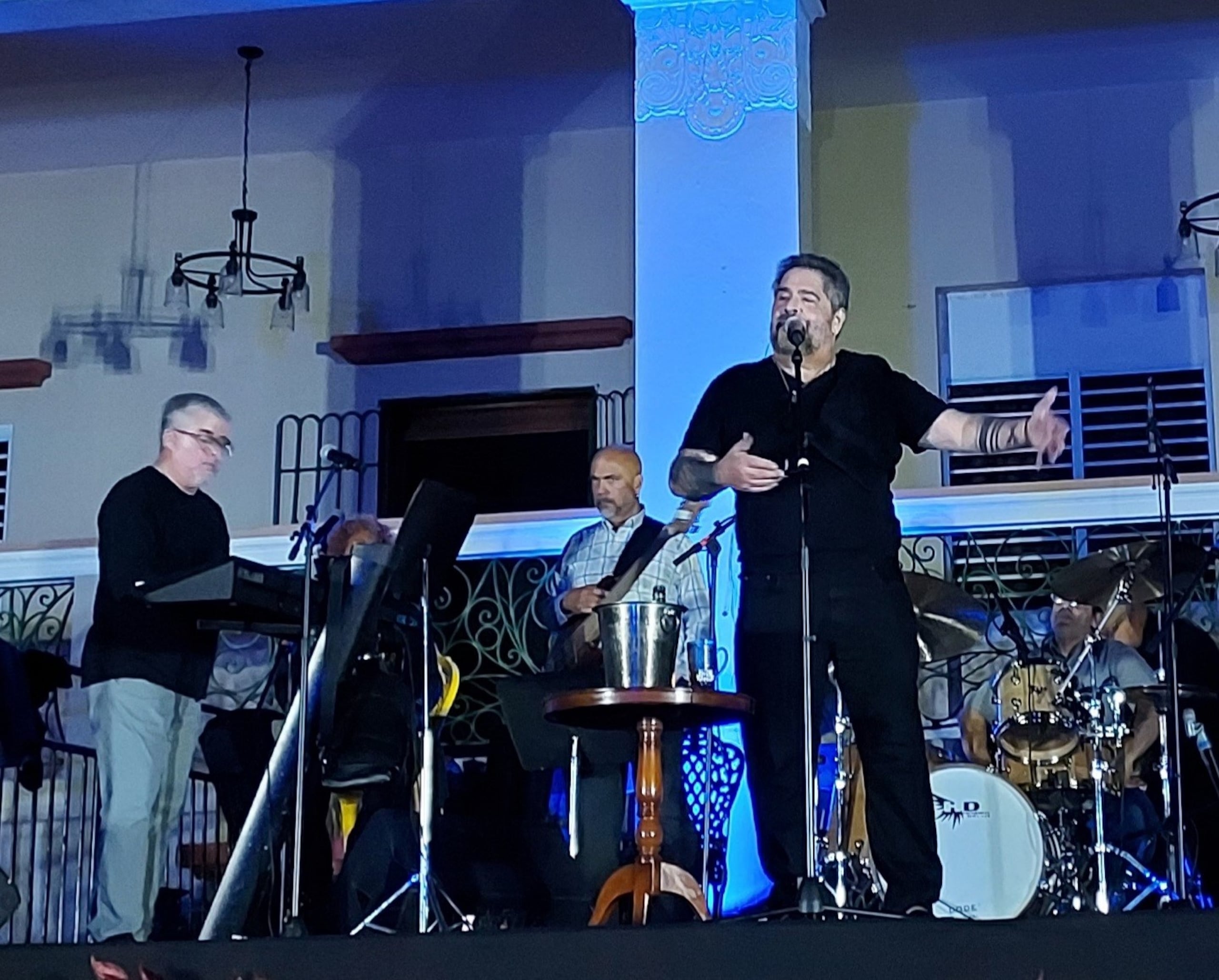 Glenn Monroig presentó un espectáculo romántico de dos horas de duración.