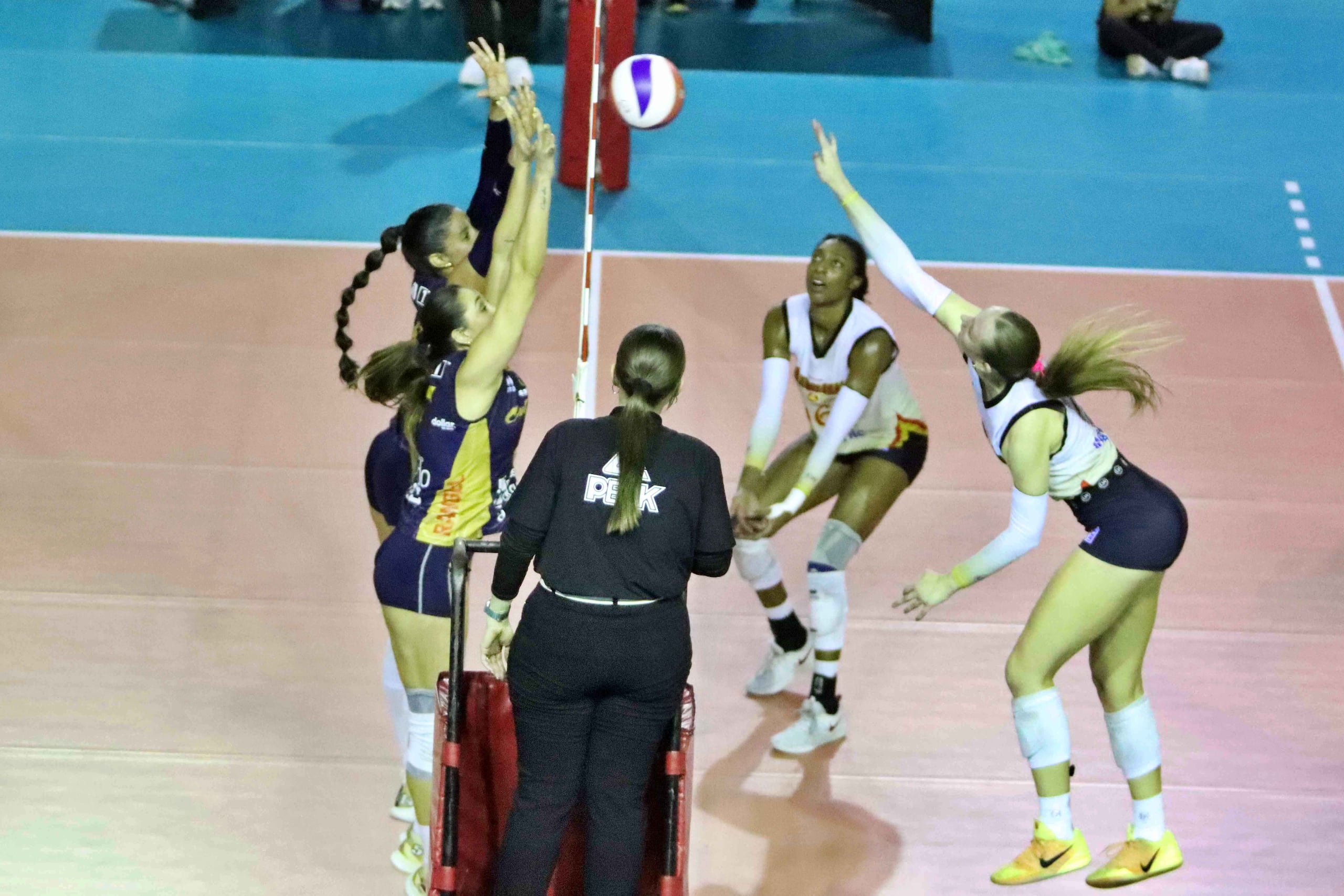 Jugadoras de las Cangrejeras y las Valencianas en acción.