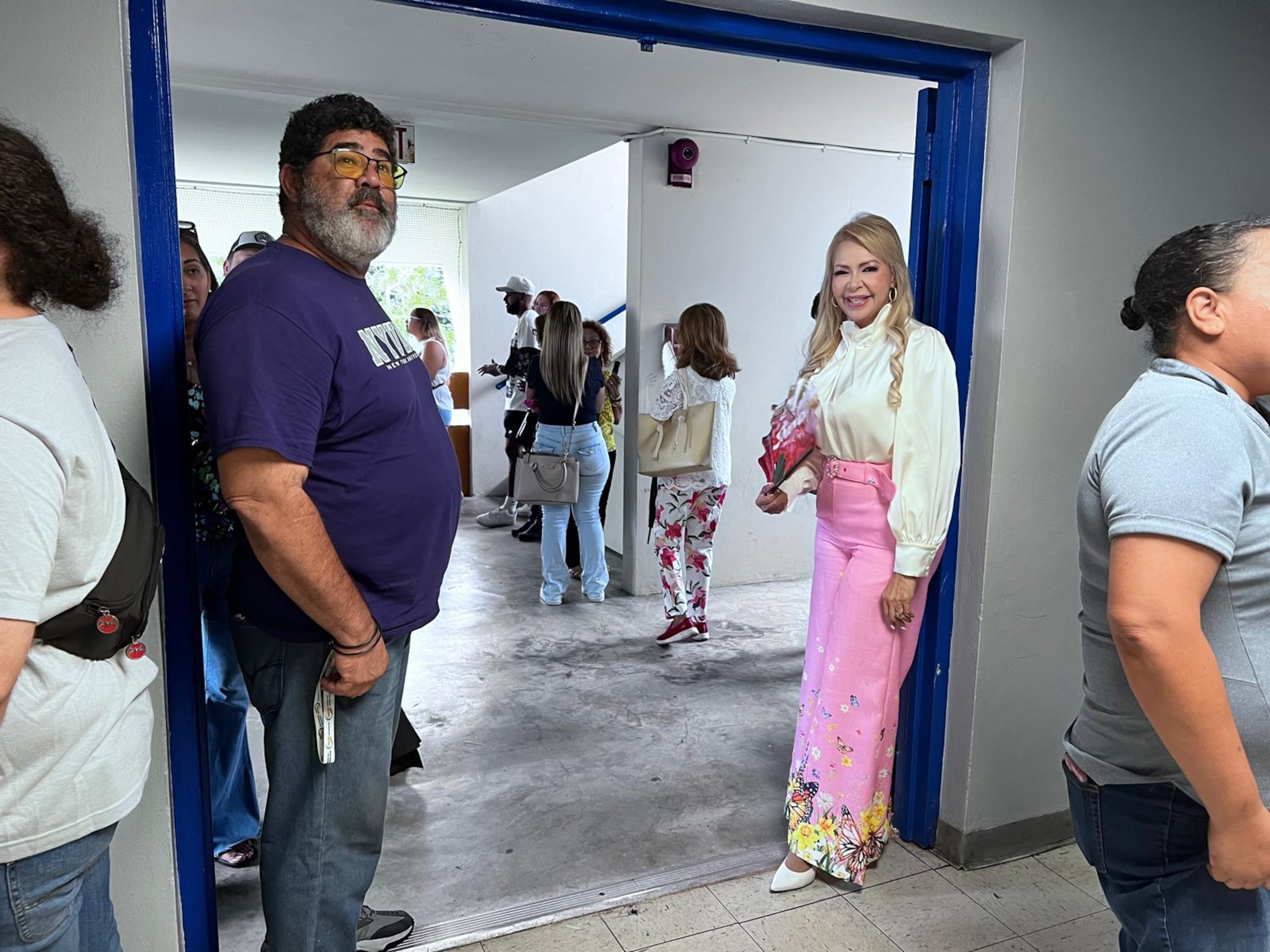 Evelyn Vázquez hace fila en la Universidad Católica de Mayagüez.