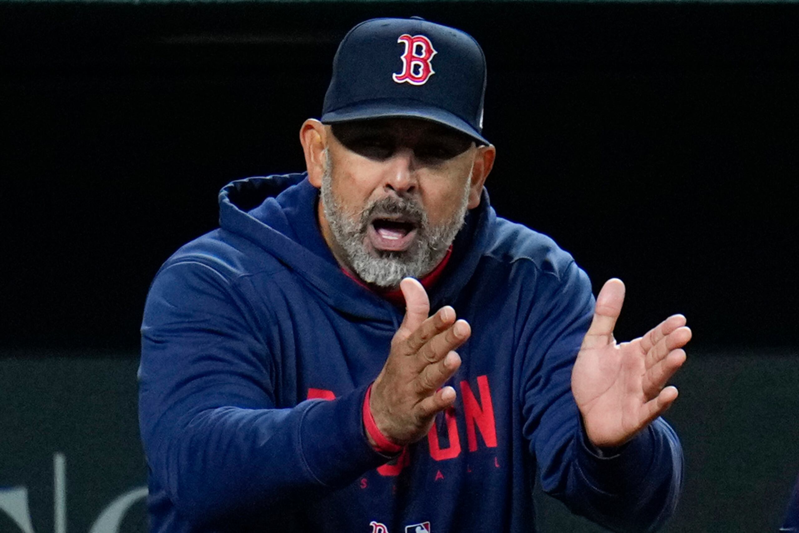 Alex Cora está ocupado con reuniones en la nueva adminsitración de los Red Sox.