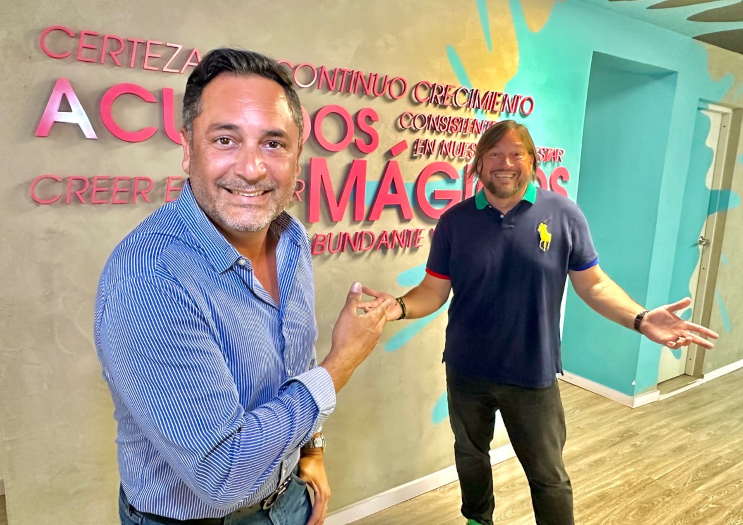 Para Para Rony Campos (izquierda) y Francisco Javier, parte del éxito corresponde al contenido familiar que presenta la estación de radio.