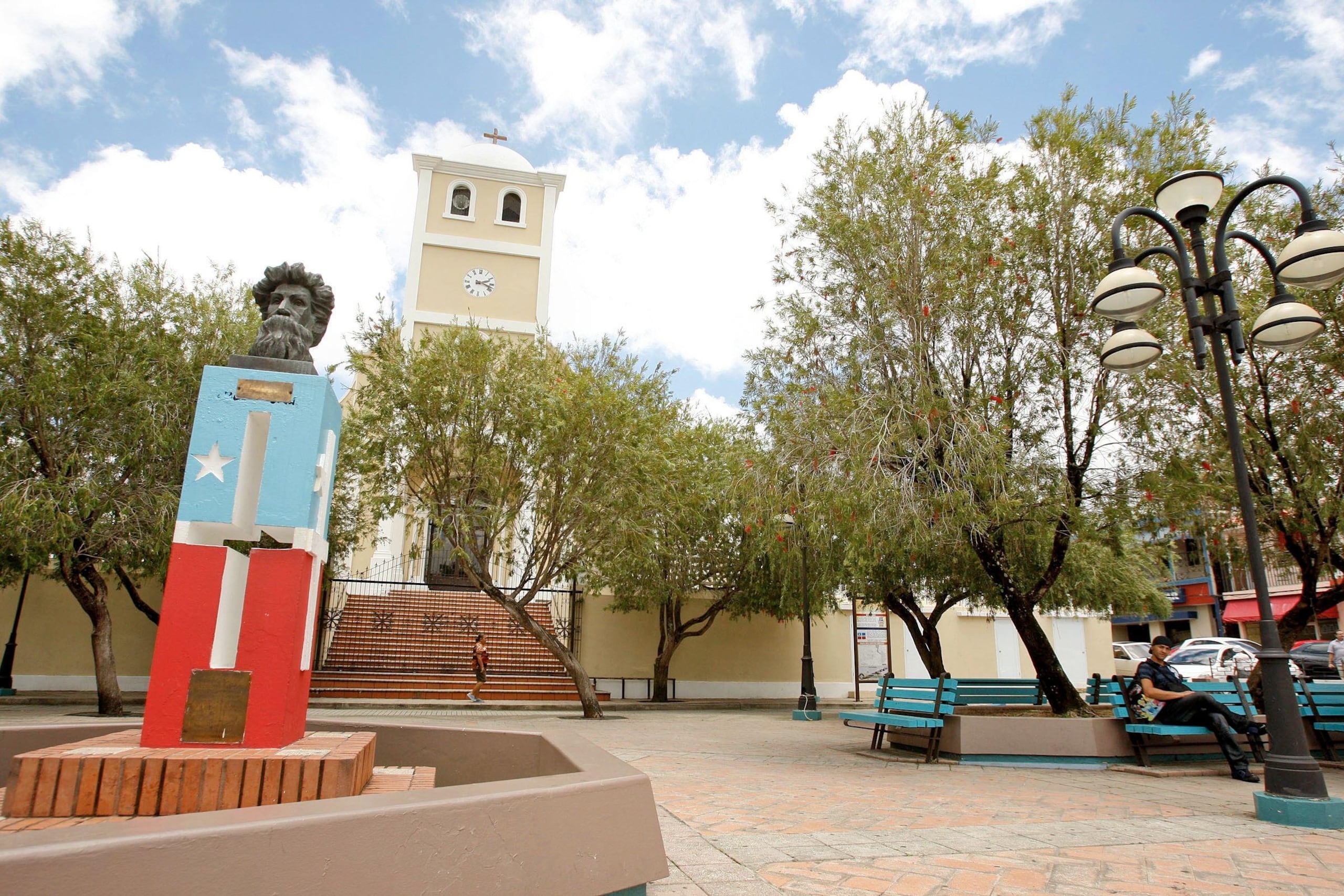 Los pueblos de Lares, Peñuelas, Fajardo y Guánica han perdido el 13% de su población desde el 2010, lo que reduce los recaudos de los ayuntamientos. En la foto, la plaza pública del municipio de Lares. (GFR Media)