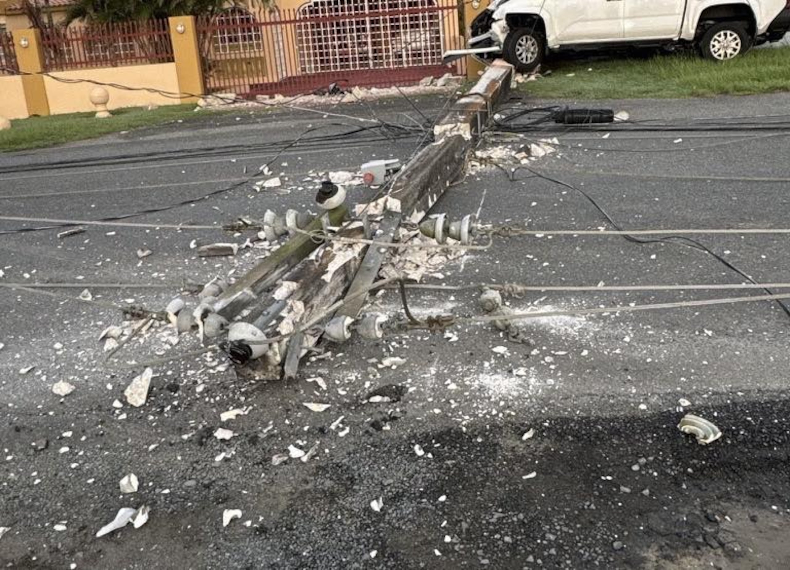Poste caído tras el impacto de una guagua en la carretera PR-797, en Aguas Buenas.