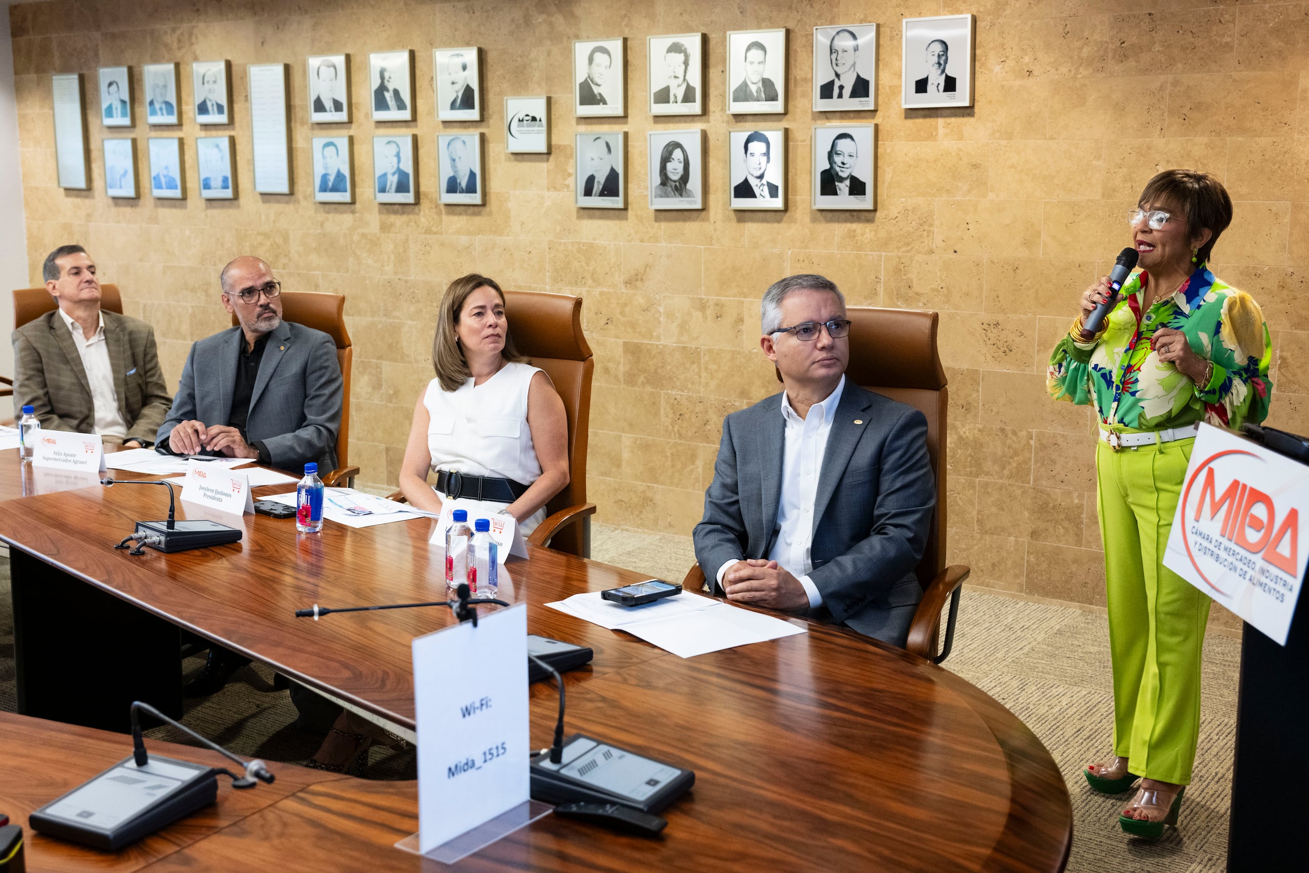 Richard Valdés, presidente del comité de Radiografía; Félix Aponte de Supermercados Agranel; Joeyleen Quiñones, presidenta de MIDA; Manuel Reyes Alfonso, vicepresidente ejecutivo de MIDA y Diana Rodríguez de Lighthouse Strategies.