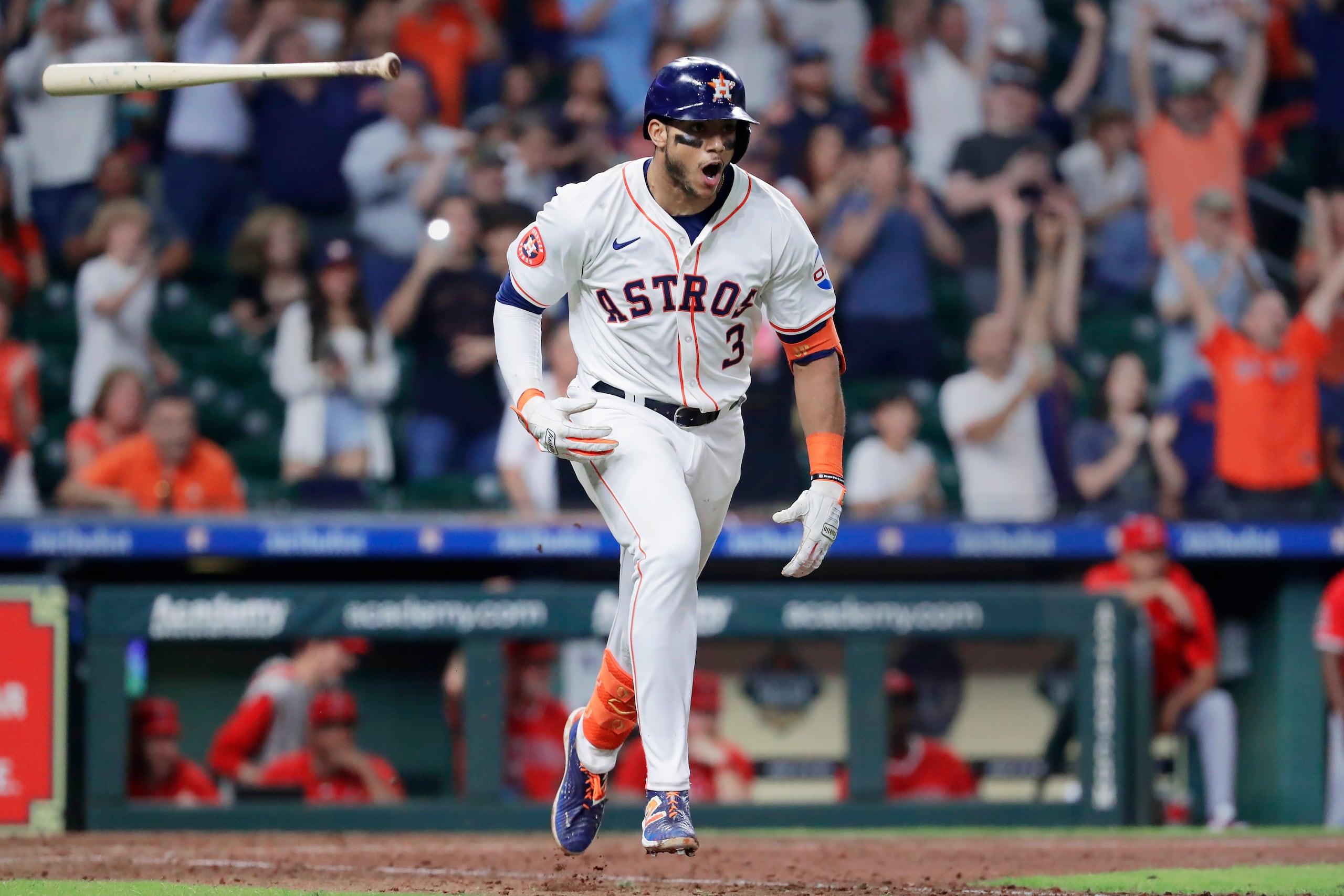 El dominicano Jeremy Peña suelta el bate, al pegar el sencillo que significó la victoria de los Astros de Houston sobre los Angels de Los Ángeles.