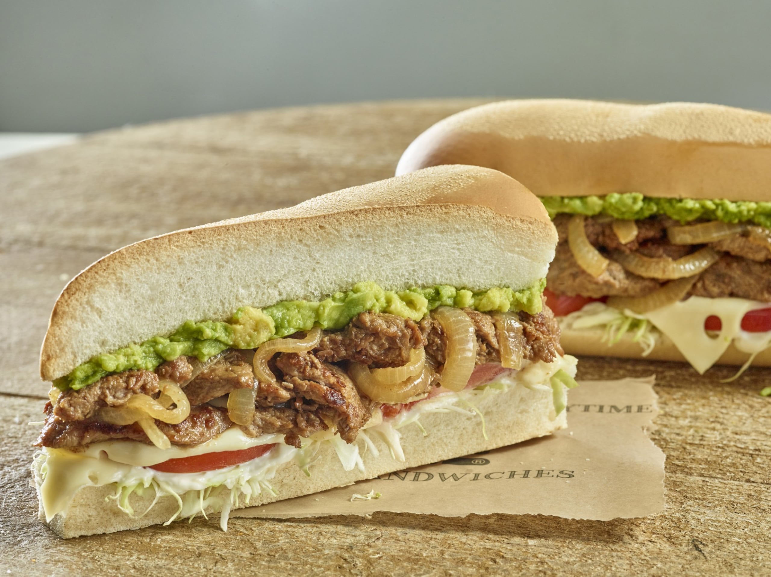 Este sándwich rinde homenaje a la icónica receta del bistec encebollado, capturando el auténtico sabor y la esencia de la gastronomía boricua.