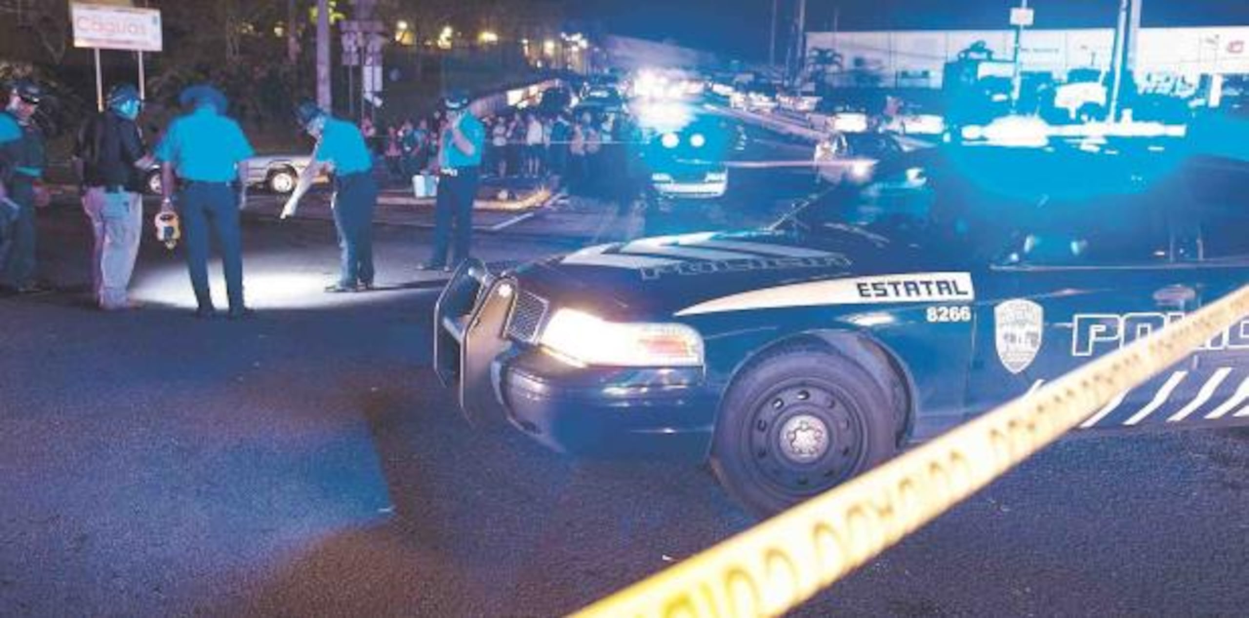 Agentes de la Policía investigan la zona de un accidente. (Archivo)