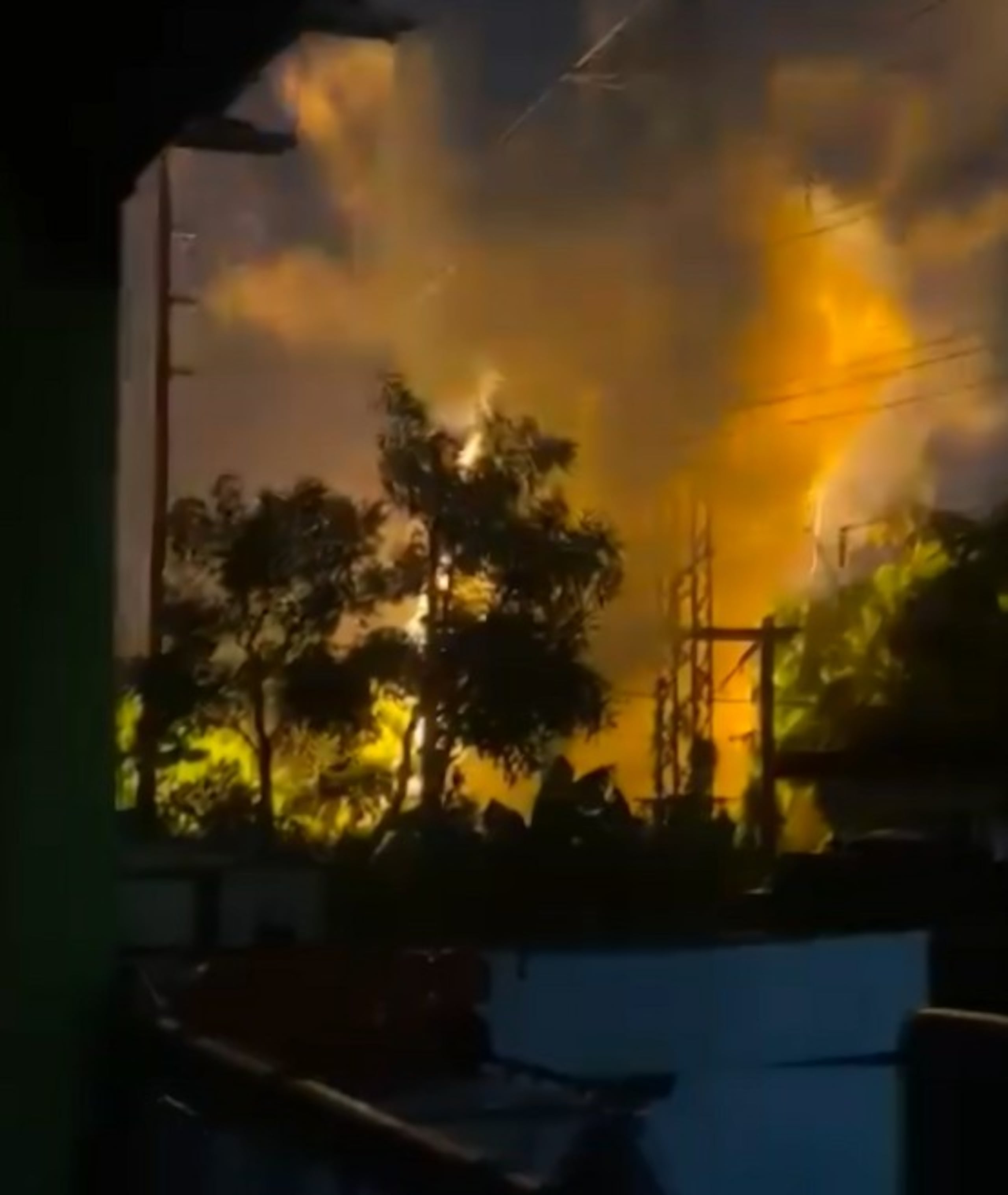 Según usuarios en redes sociales, la explosión ocurrió en una subestación eléctrica cerca del centro comercial Plaza del Sol.