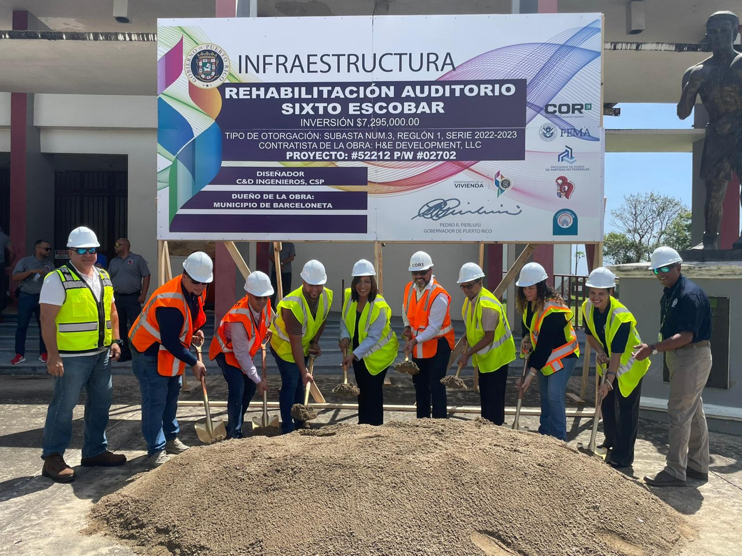 La colocación de la primera piedra contó con la participación del director ejecutivo de la Oficina Central de Recuperación, Reconstrucción y Resiliencia de Puerto Rico, Manuel Laboy, así como de funcionarios de la Agencia Federal para el Manejo de Emergencias.
