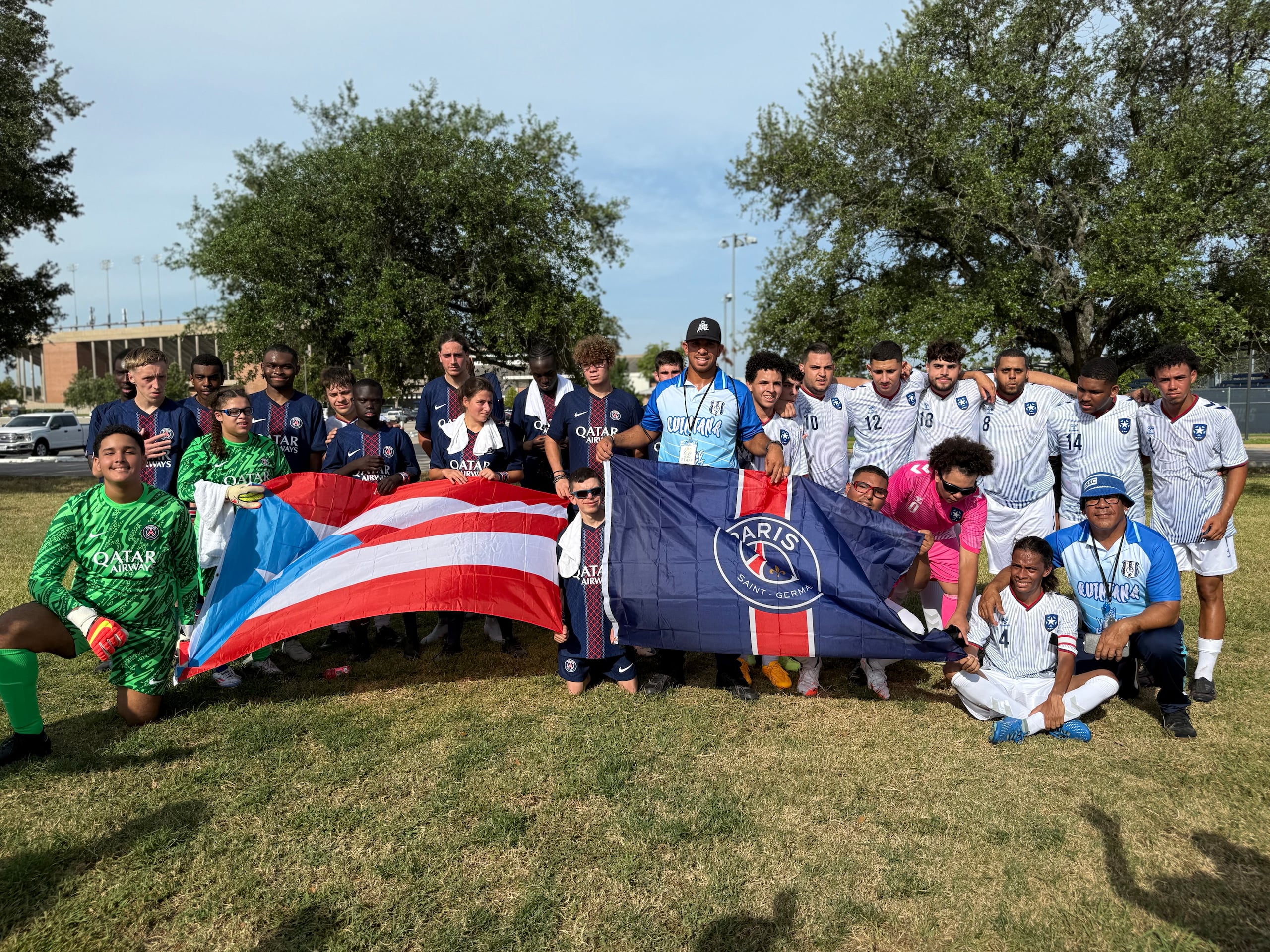 El Equipo Nacional de Fútbol de Special Olympics Puerto Rico posa junto al equipo del París Saint Germain en la Copa Internacional Genuine en Houston.