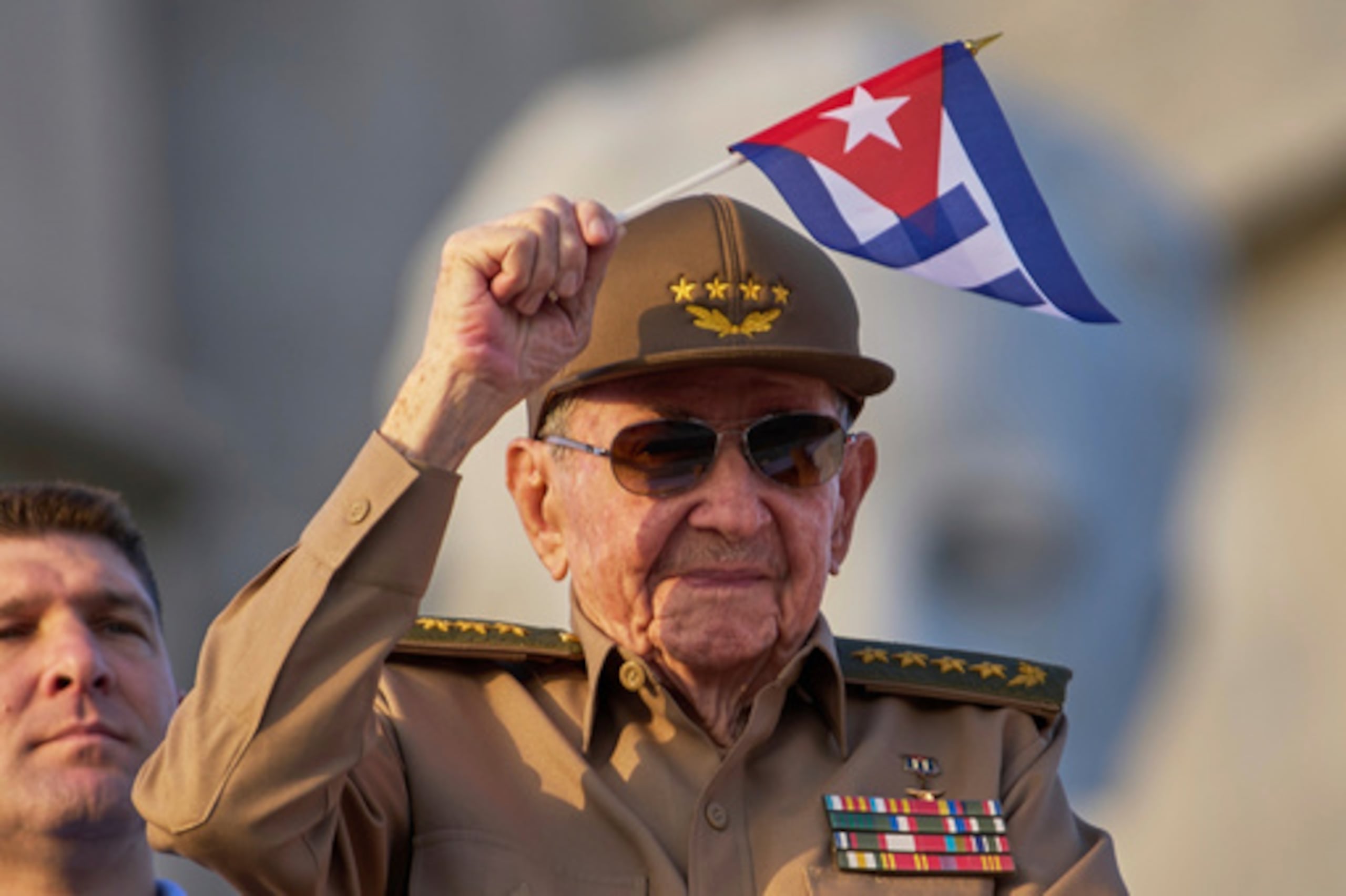 Raúl Castro ondea una bandera nacional cubana durante un desfile del Primero de Mayo en la Plaza de la Revolución de La Habana el 1 de mayo de 2025.