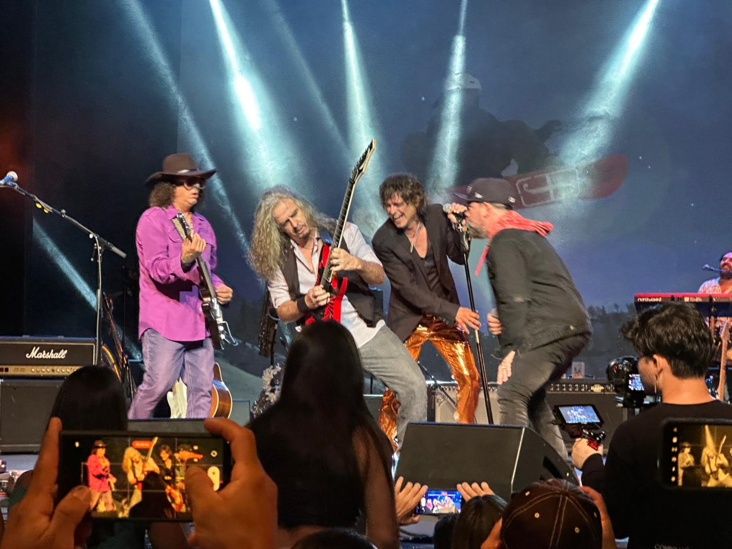 Ramón Ortiz, guitarrista de Puya y Gustavo Laureano, líder de La Secta All-Star provocaron que el público se pusiera de pie al unirse en tarima a Vivanativa.
