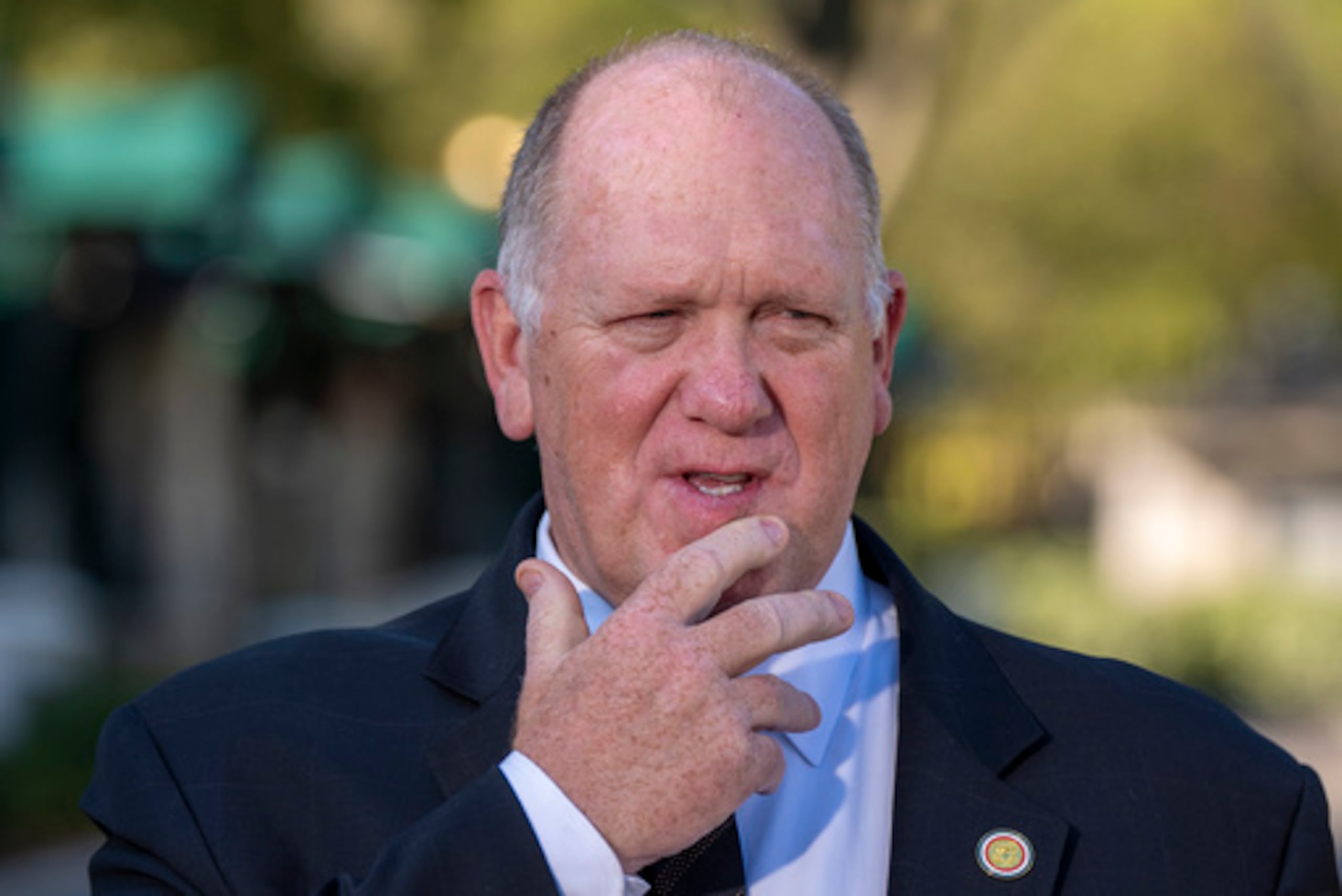 Tom Homan, zar fronterizo, habla en la Casa Blanca sobre temas migratorios.