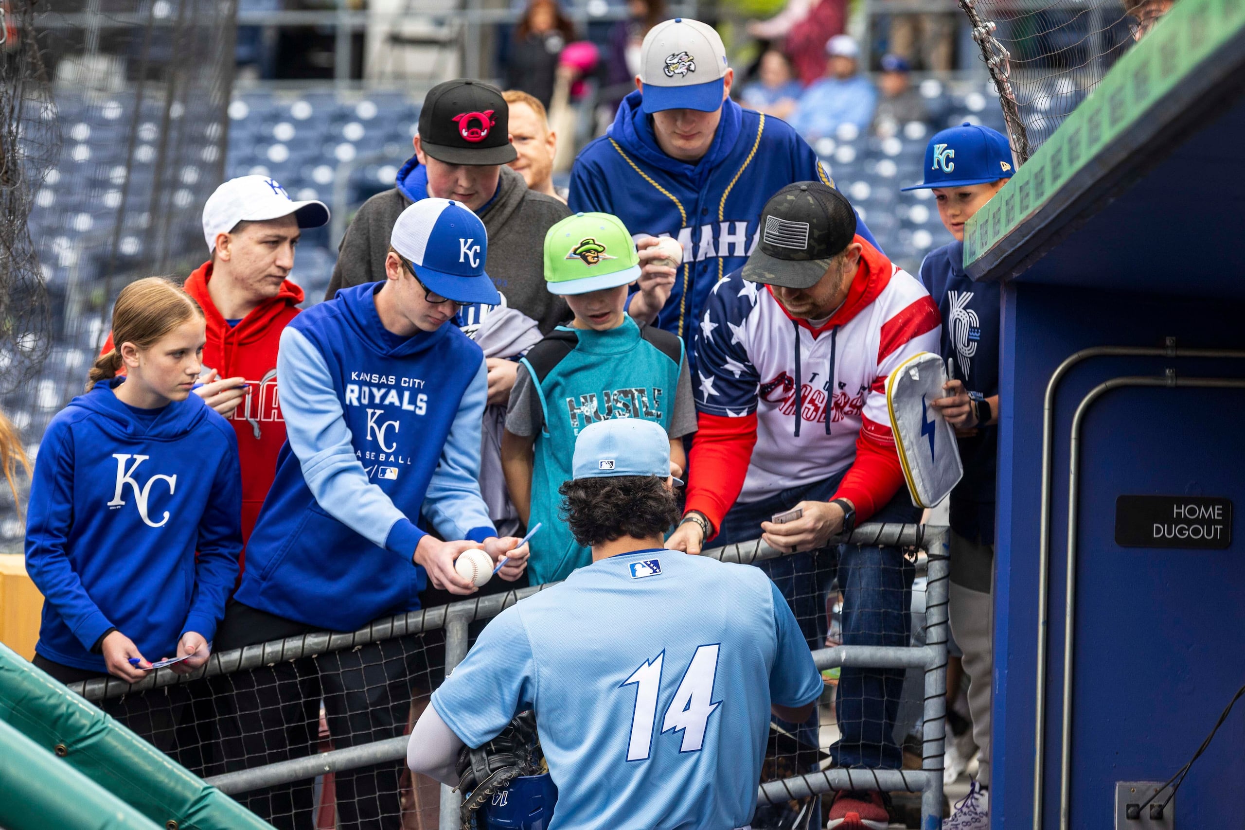 Jac Caglianone, aquí en una foto de archivo, aparece aquí firmando autógrafos antes de un partido en liga menor.