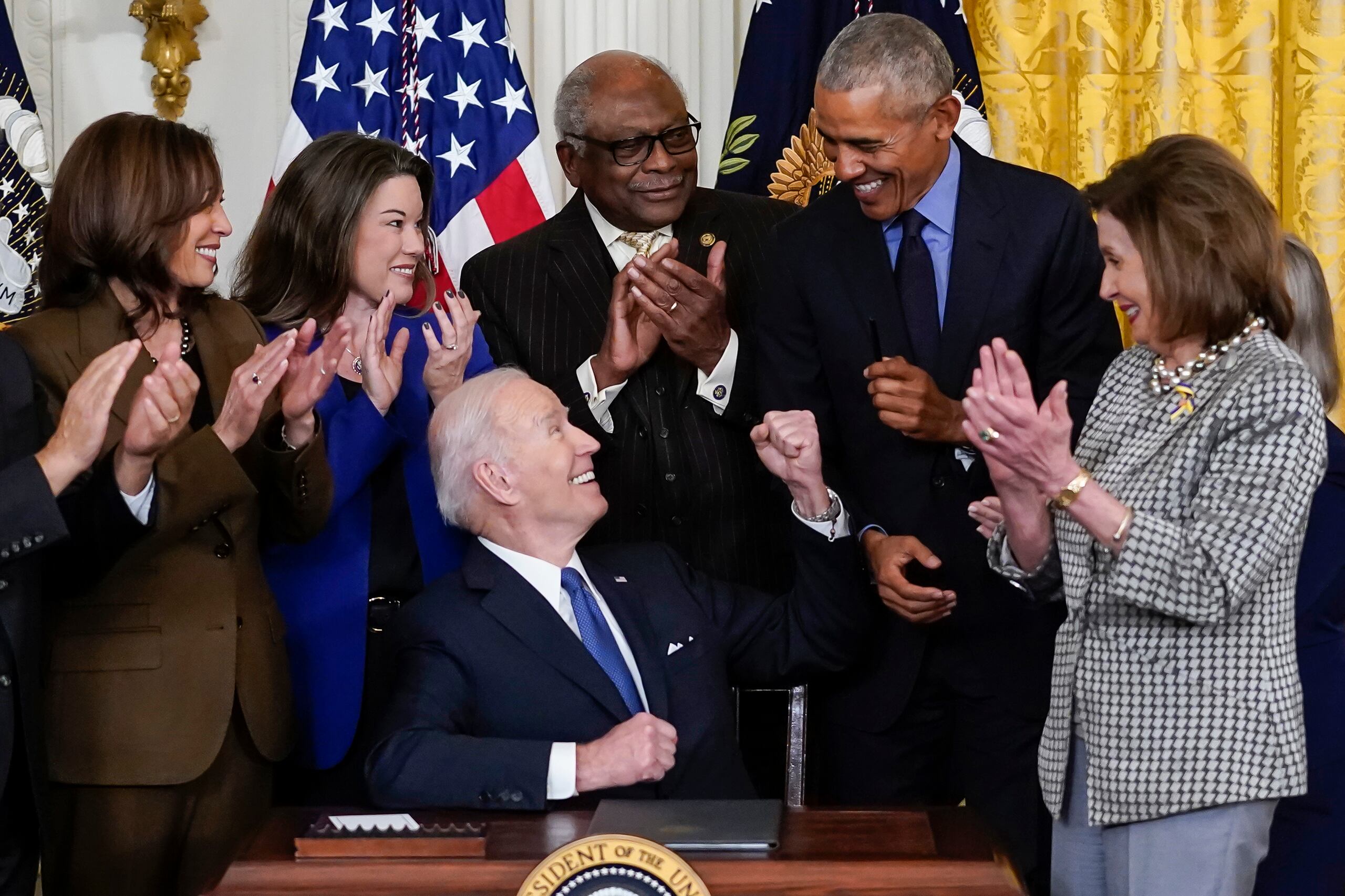El congresista James Clyburn (de pie al centro), demócrata de Carolina del Sur y copresidente de la campaña de Biden, prácticamente le entregó la nominación demócrata al hoy presidente, al endosarlo previo a las elecciones del 2020.