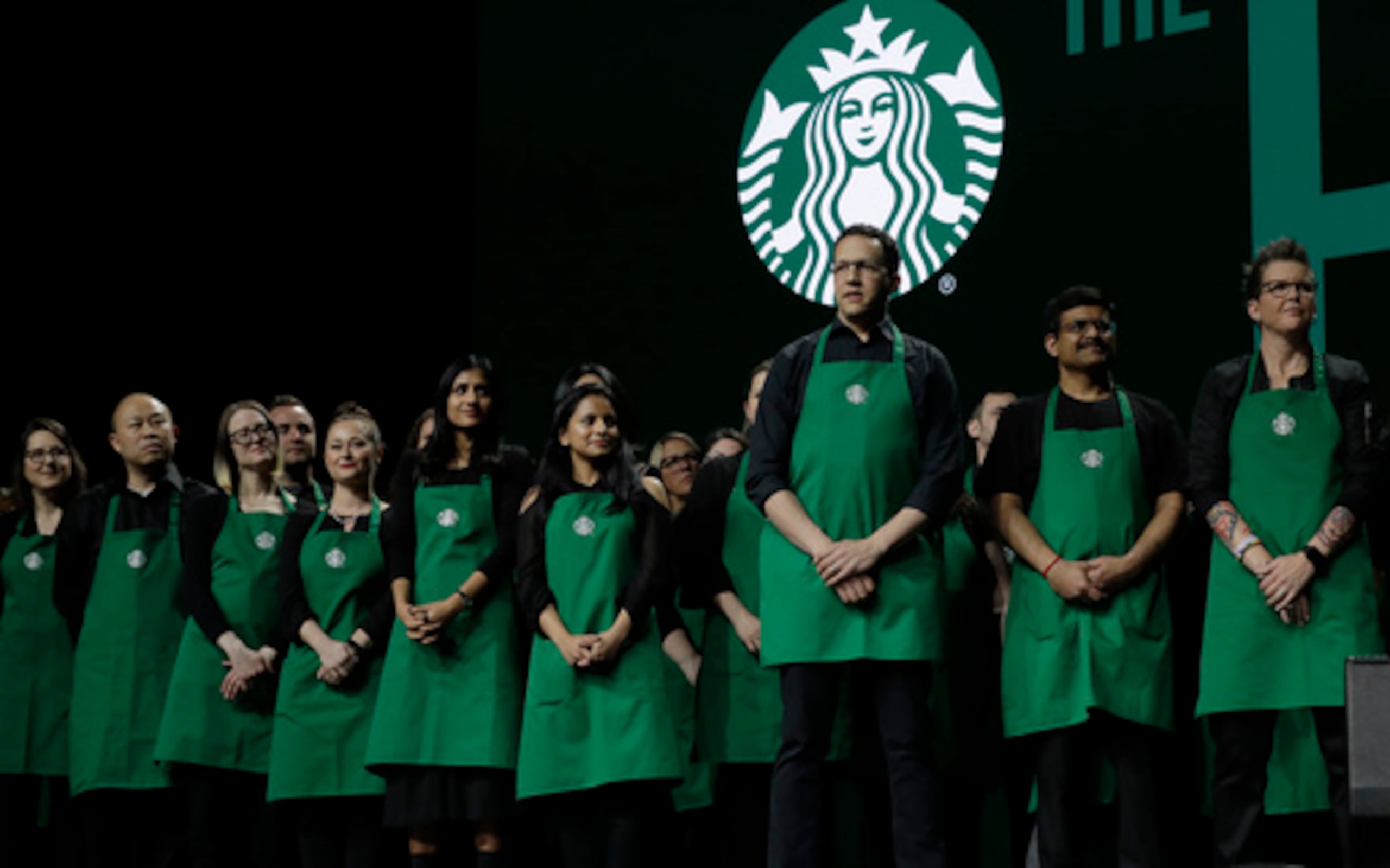 tarbucks dijo que daría dos camisetas negras gratis a cada empleado cuando anunció el nuevo código de vestimenta.