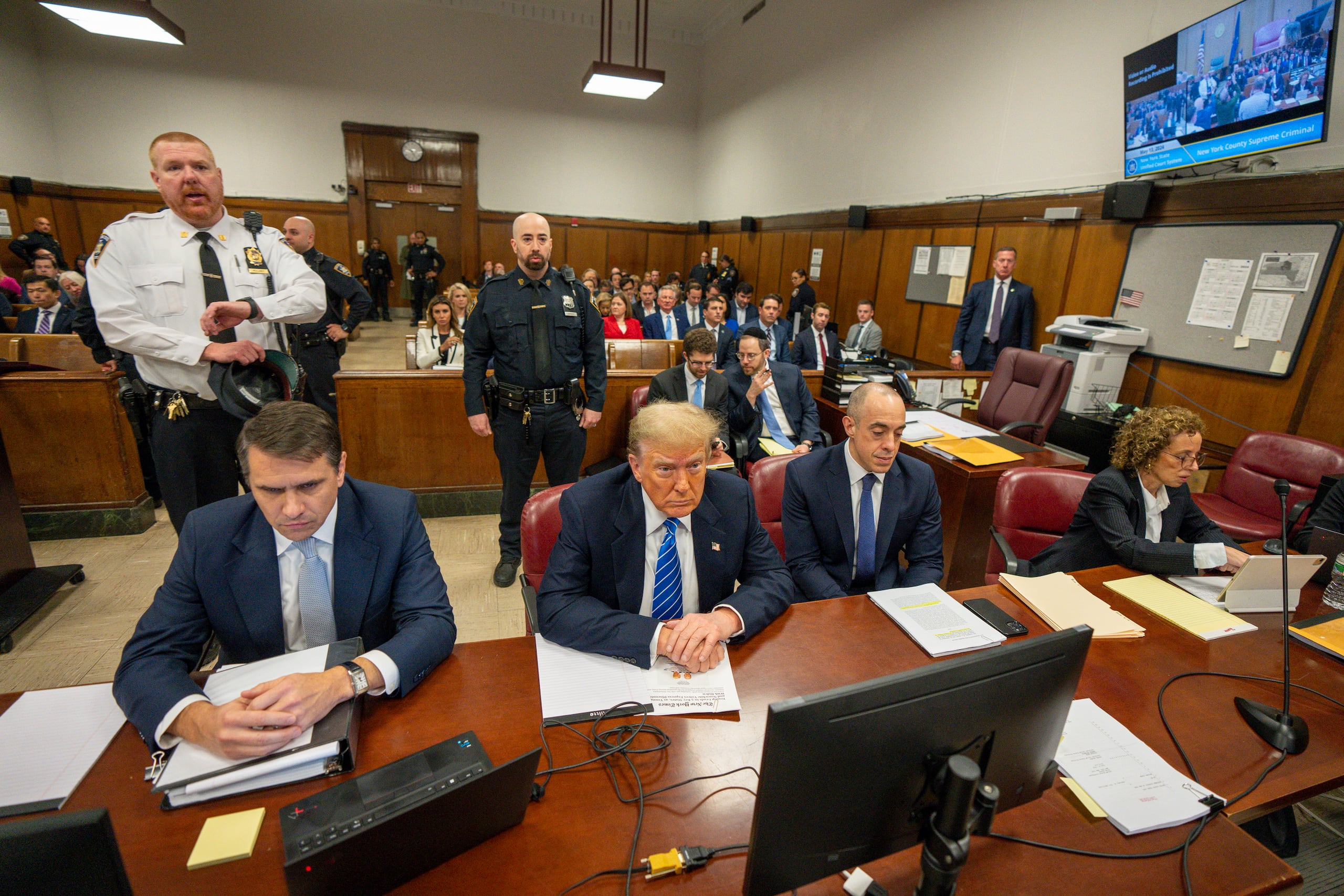 El expresidente de EE.UU., Donald Trump (c) durante el juicio penal en su contra en Nueva York (EE.UU.). EFE/EPA/STEVEN HIRSCH / POOL