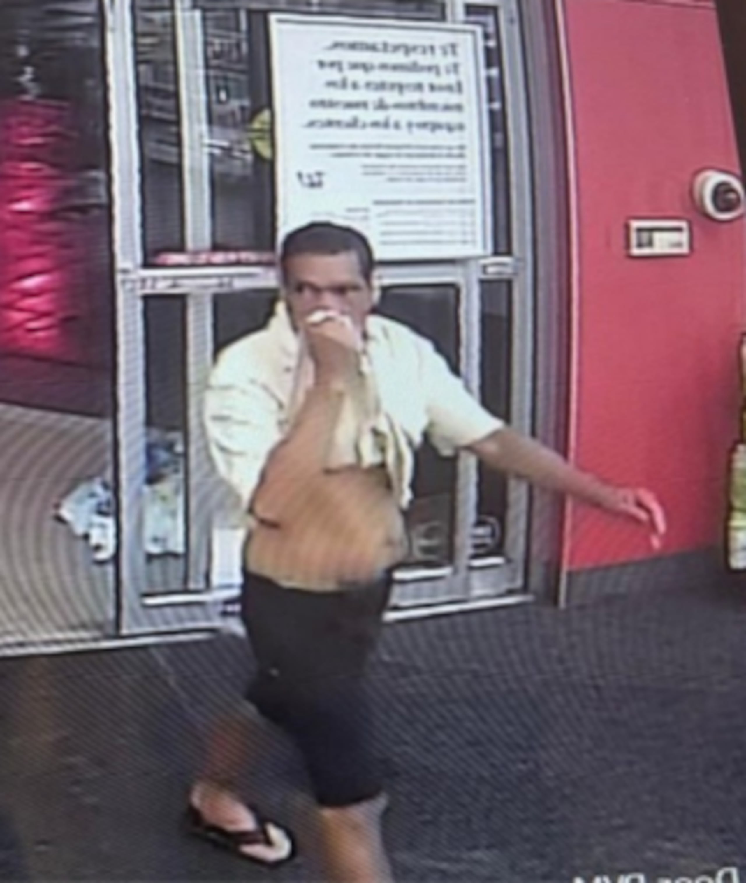 La Policía lo busca como sospechoso del robo de mercancía de la farmacia Walgreens, de la avenida Ashford, en Condado.