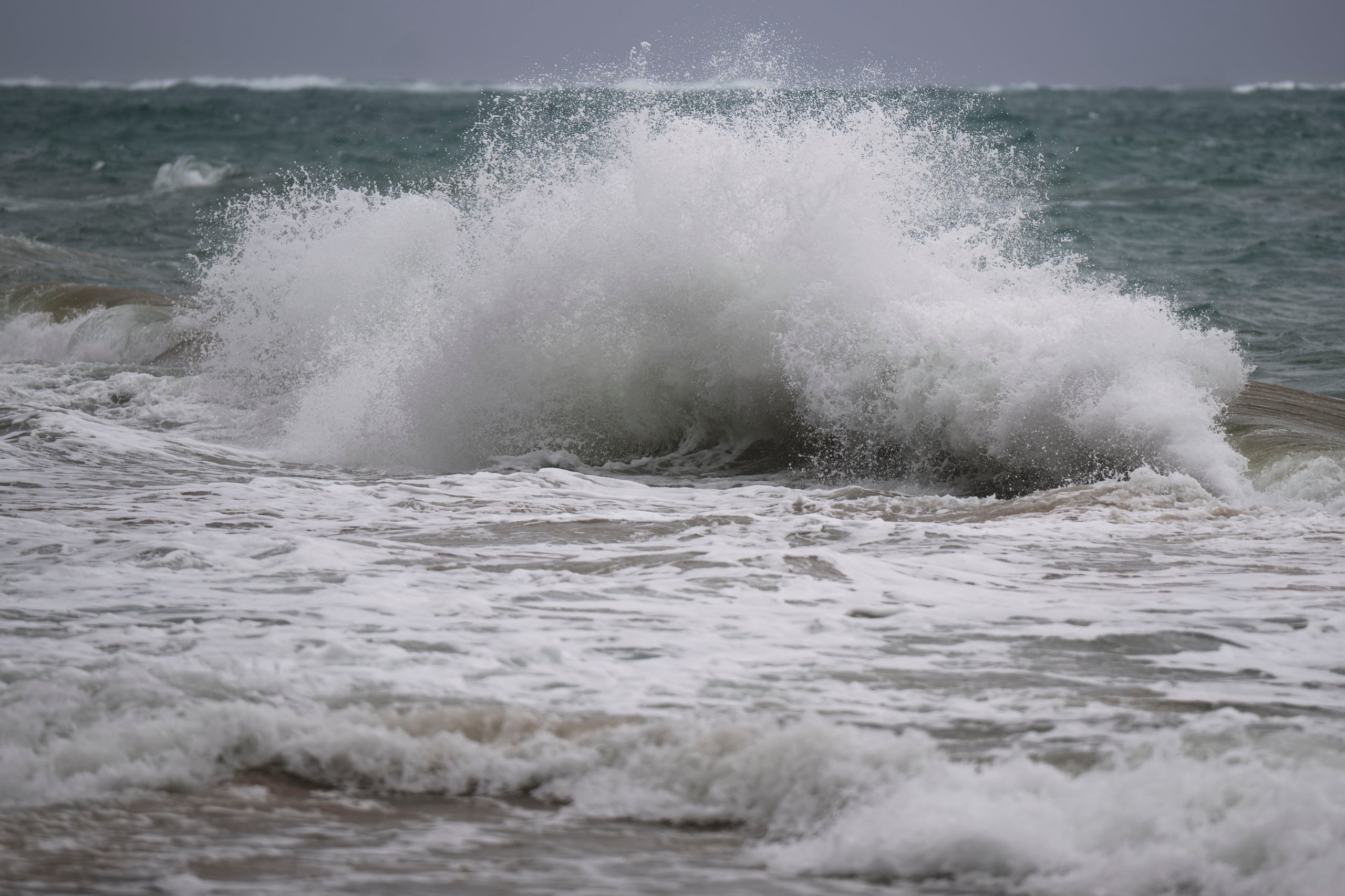 Las condiciones marítimas permanecen peligrosas.