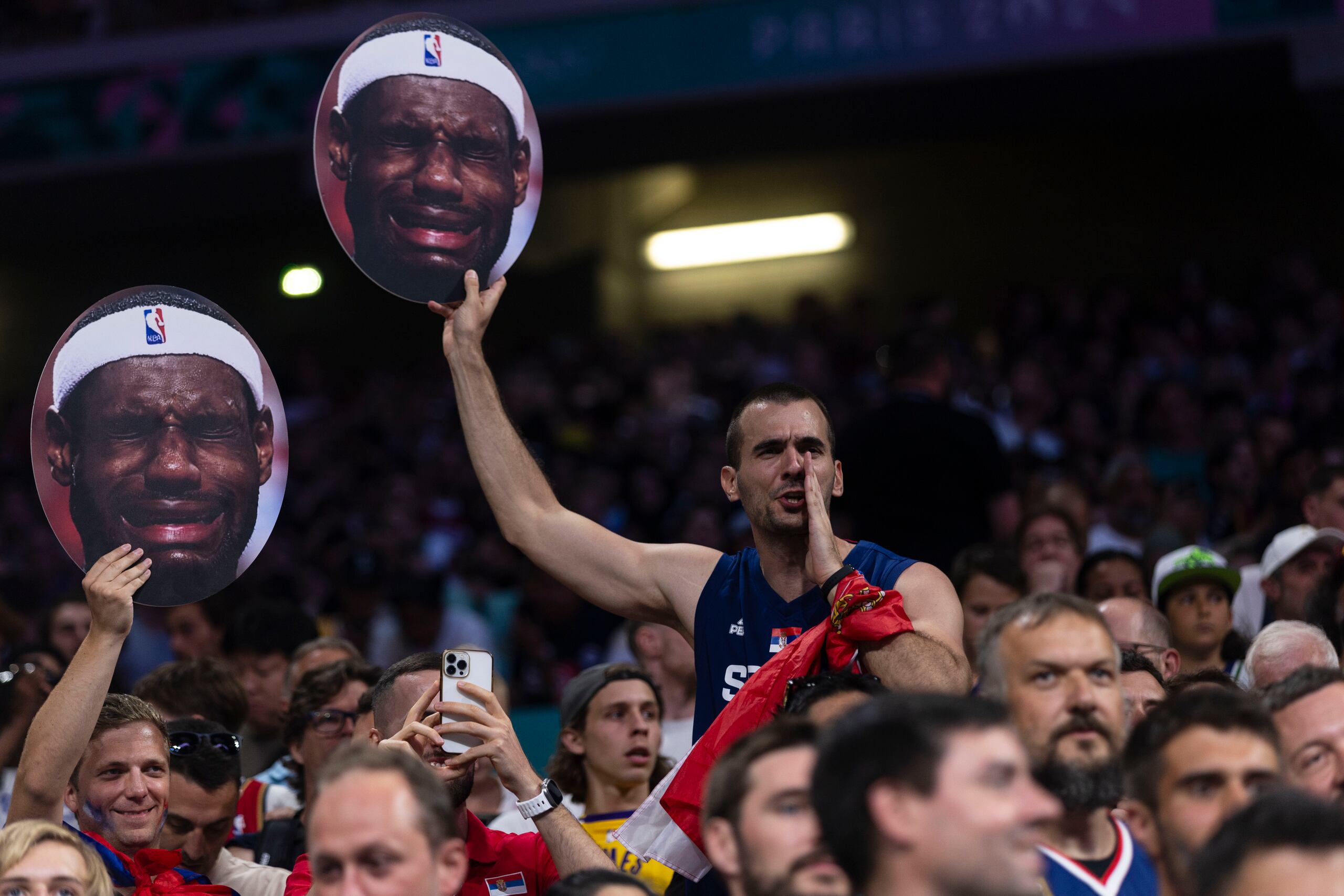 Un fanático serbio intentó presionar a LeBron James con una pancarta de un rostro suyo llorando.